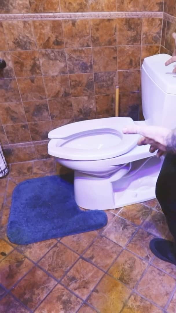 コリィ・テイラーのインスタグラム：「Are you poop sleuths ready for the biggest mystery ever in “IS THAT SHIT?“ history?! Yeah, it’s only episode 2, don’t worry about it. Anyway, dump your guesses in the comments below. 💩  🎥: @stubs_dsm」