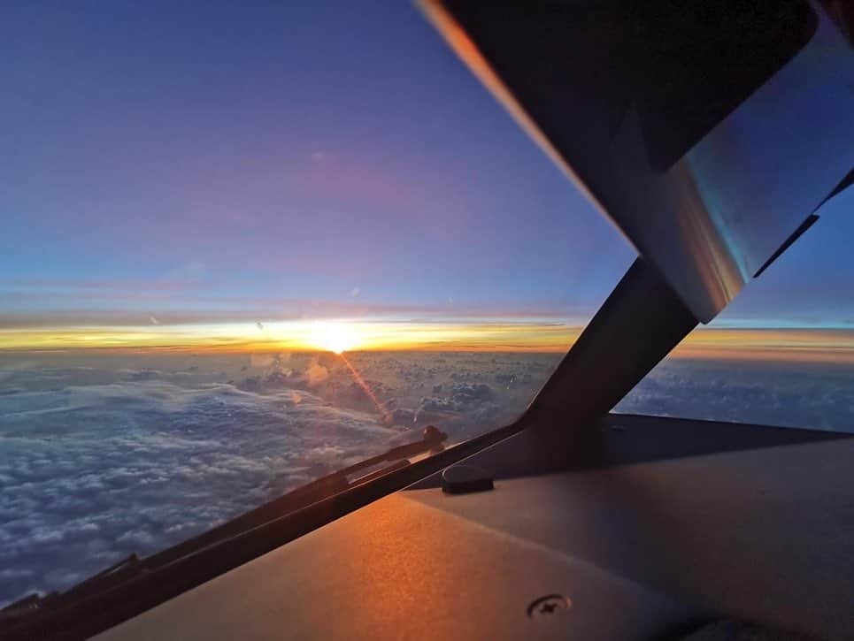 タイ航空さんのインスタグラム写真 - (タイ航空Instagram)「Chasing the morning sun at 37,000 feet above the East China Sea 🌅✈️ The office with the most breathtaking view!  📸 Credit photo - Captain Suchat  #thaiairways #smoothassilk  #PilotLife #SunriseInTheSky #OfficeWithAView」9月6日 9時22分 - thaiairways