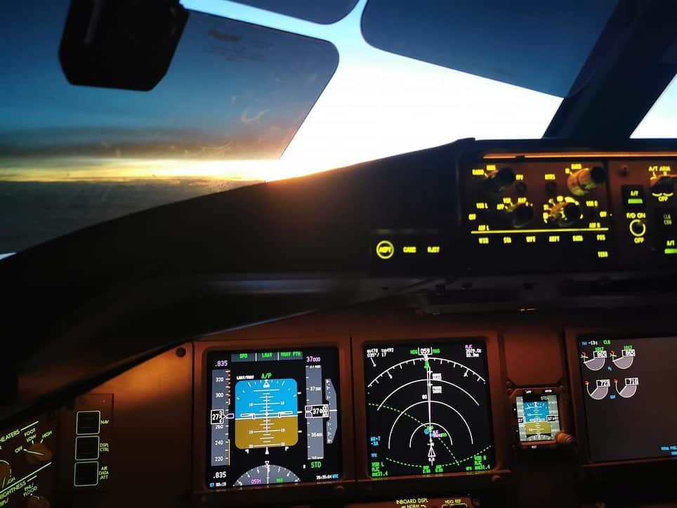 タイ航空さんのインスタグラム写真 - (タイ航空Instagram)「Chasing the morning sun at 37,000 feet above the East China Sea 🌅✈️ The office with the most breathtaking view!  📸 Credit photo - Captain Suchat  #thaiairways #smoothassilk  #PilotLife #SunriseInTheSky #OfficeWithAView」9月6日 9時22分 - thaiairways