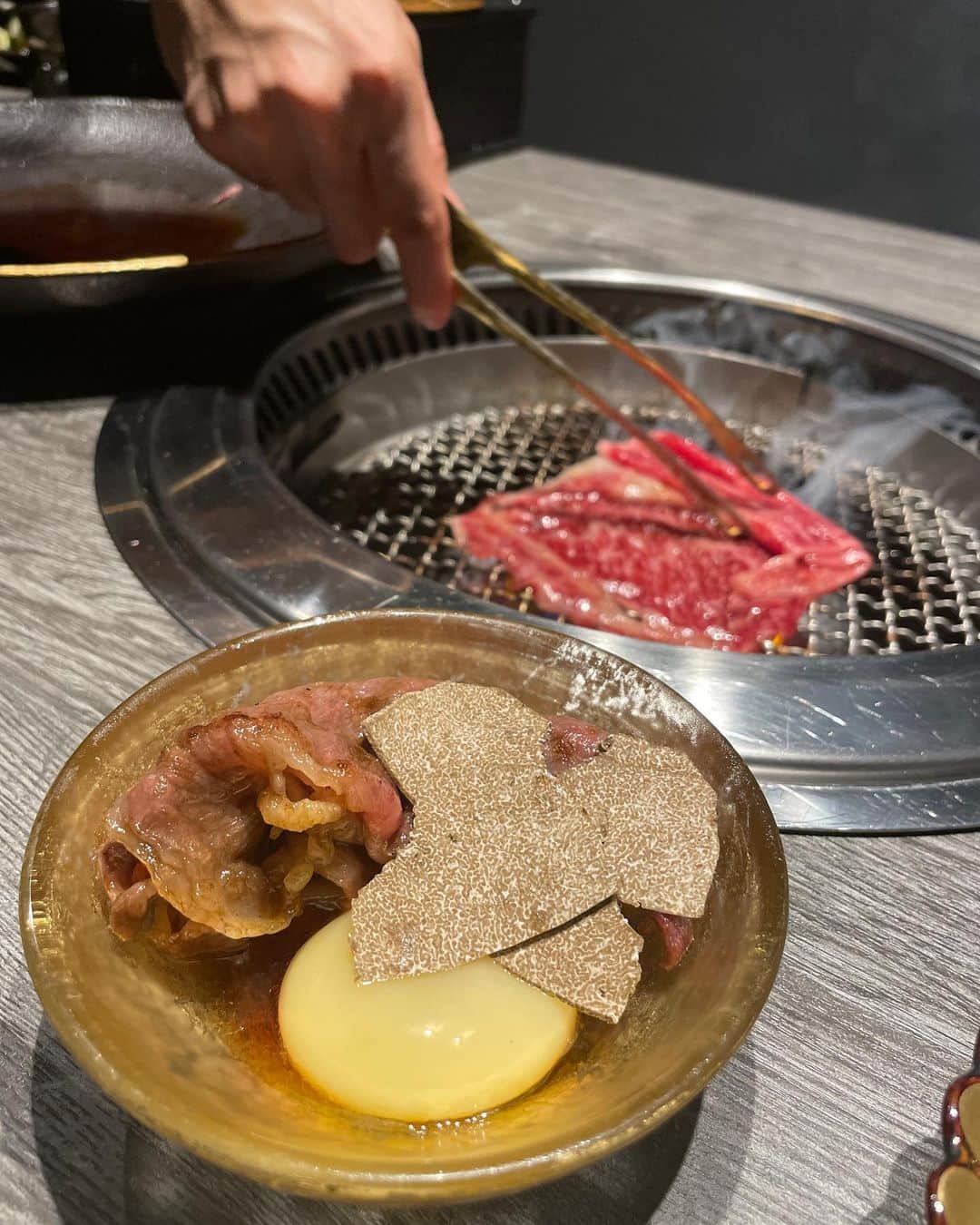 古川真奈美さんのインスタグラム写真 - (古川真奈美Instagram)「. . えみちんとお肉食べてきた🥩 麻布十番にある牛に金棒さん🐮@ushinikanabou_azabujuban ⁡ たらふく食べてきて大満足すぎました！！！！ 贅沢すぎるお肉三昧🤤❤️ ひとつひとつにこだわりがあって、全部食べ方が違う🍖 お肉の焼き方にもすごいこだわりがあった😳 お肉は全て店員さんがその場で焼いてくれてくれるよ🙋🏻‍♀️ ⁡ 近江牛特上サーロインのトリュフすき焼きは、(名前からして最強すぎる笑) 米たまご🥚だった！初めてみた！ 黄身が真っ白なたまご😳 すき焼きとの相性抜群で美味しかった〜🥹❤️ ⁡ お肉好きにはたまんないメニューでした🌸 全部個室でゆっくりできるし、女子会にもおすすめです🙌🏻 ⁡ ⁡ 〜料理長お任せコース〜 【前菜】 特上6種盛り合わせ 【タン焼】 近江牛タンカルビ　ピンクグレープフルーツのネギタレ 近江牛特上タン　フォアグラバター醤油 【炭火焼】 近江牛特上タン　厚切りタン元昆布締め 【サラダ】 金棒オーガニック 自家製オーガニックドレッシング 【塩焼】 近江牛特上ハラミ 【土瓶蒸し】 近江牛テール　旬の旨味 【箸休め】 ガリキャベ 【カツサンド】 ヒレワッサン 【牛休め】 富士の鶏ささみの湯葉焼き 【タレ焼】 近江牛シャトーブリアン　雲丹添え 【すき焼】 近江牛特上サーロインのトリュフすき焼き 【お食事】 新之助　羽釜近江牛炊き込みご飯 【甘味】 メロンのジュレ ⁡ ⁡ ⁡ ⁡ #牛に金棒 #創作焼肉 #麻布十番焼肉 #麻布十番ディナー #ヒレワッサン #麻布十番グルメ #麻布十番デート #ヒレカツサンド#instalike #instamood  #ootd #东京 #扎心了 #ow  PR #맞팔 #instapic  #팔로우미 #instaphoto #instagravure #girl #glam #followme #japanesegirl #selfies #gravure  #lookgoodfeelgood」9月6日 9時38分 - mana_0619