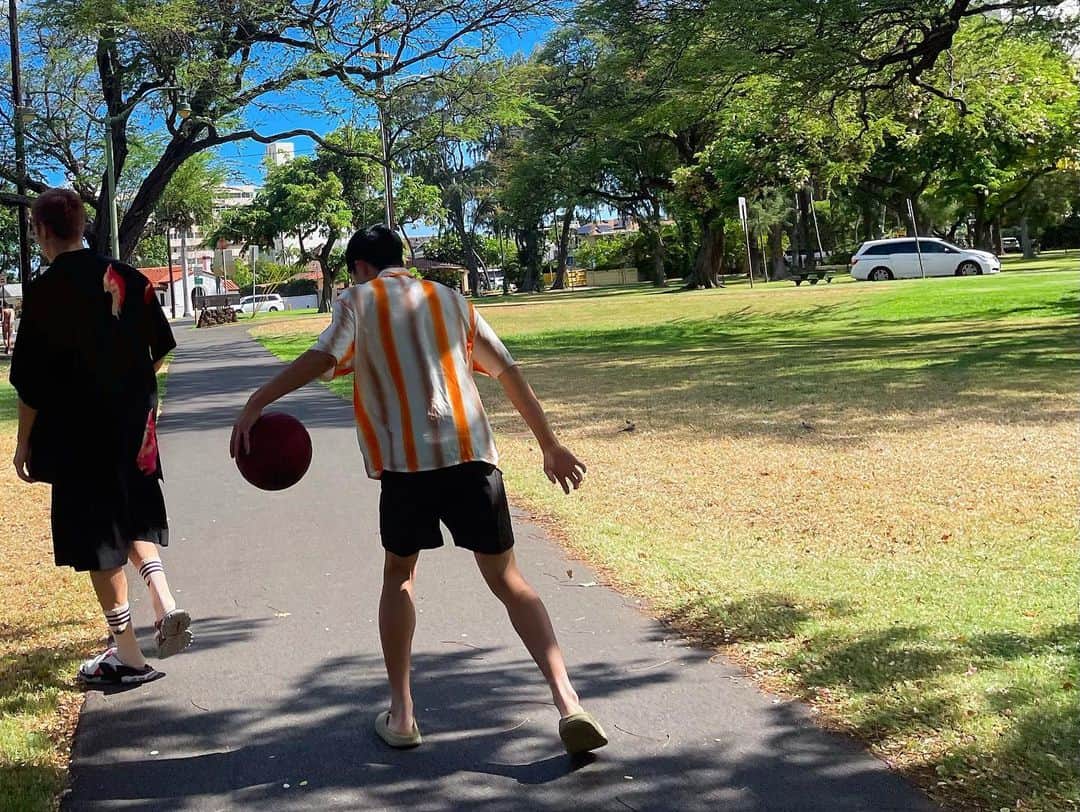 住谷杏奈さんのインスタグラム写真 - (住谷杏奈Instagram)「･ Hawaiiでも息子はバスケ三昧⛹️‍♂️ ･ ホテルからちょっと行ったとこの公園に バスケコートがあったので、 朝と夜の2回はバスケをしに公園へ行きました🚗³₃ ･ ･ ブランチを買ってから行って シュート練習している息子を見ながら みんなでアヒ弁当食べたり、 アサイーボウル食べながら見たりして楽しかった🍱🍴 ピクニック気分🍙 ･ ･ 息子は公園に現地の人がいる時は、 英語で話しかけて一緒にゲームしていました🏀 ･ 高校生になってもこの調子で楽しんでバスケやって欲しいな🫶 ･ ･ ･ ボールは亜美ちゃんに教えてもらって "ROSS"で調達しました🏀」9月6日 9時31分 - annasumitani