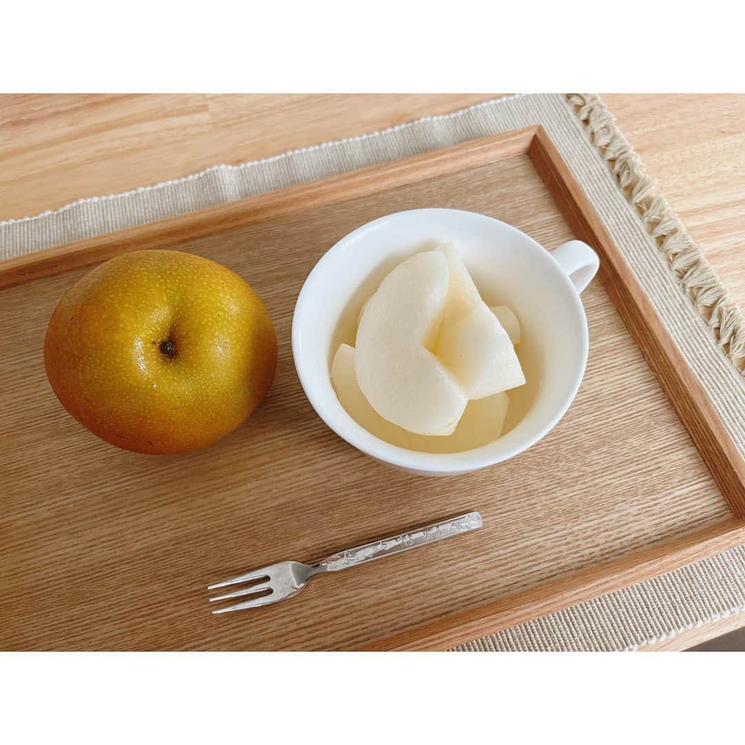 木下晴香のインスタグラム：「🍐🍐🍐 ⁡ 今年も、梨のシーズンになってからほぼ毎日梨一個食べている私ですが ついに梨里香ちゃん家の梨を買いに行けました🫶 @ririka_kato_  ⁡ しかも私が大好きなあきづきって品種！ 今年初あきづきが、りりちゃんちのでとても嬉しい☺️ 今食べて、「美味しすぎるやろ」って1人で梨に語りかけたところ。笑 ⁡ 今日も元気にアナスタシアの稽古がんばります！ 季節の変わり目、皆さんも体調に気をつけて過ごされてくださいね。 ⁡ 兄、誕生日おめでとう💐」