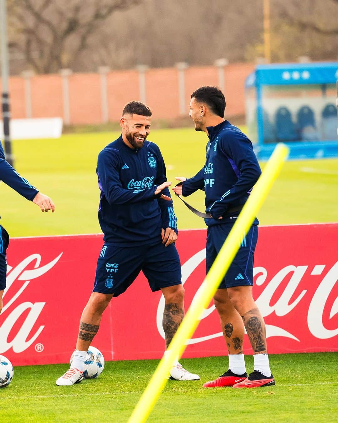 レアンドロ・ダニエル・パレデスのインスタグラム：「🫡 GENERAL @nicolasotamendi30 💙🇦🇷 @afaseleccion」