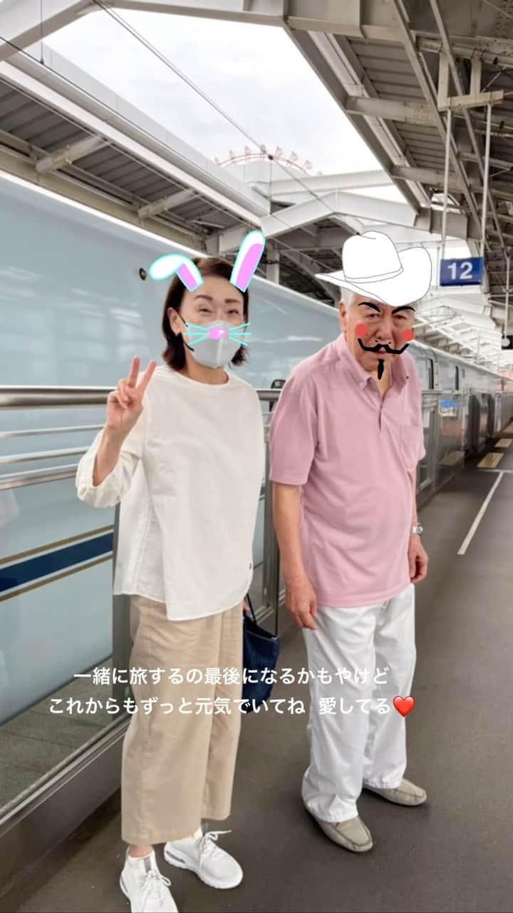 chiruのインスタグラム：「・ 鹿児島編⑤ 🚄鹿児島中央駅で📷 もぉパパとパパの生まれ育った鹿児島に来れるのは最後になるやろな… パパ3日間の旅お疲れ様。 ここ数ヶ月で1番歩いたんちゃう😊？ 大阪帰っても少しは運動がてら歩かないとやで。  中学生の頃、悪いことをしては警察が止めに入るほど殴り散らされて、家に帰ればひどいこと言われて(私が悪いんやけど😅)そんなパパが大嫌いで中学からほとんど家には寄り付かず彼氏と住んだり友達の家に泊まったり… そして16で家を出た。 色々あってパパと一緒に暮らしたのは生まれてから数年だけやな。 兄妹３人の中でも私が1番迷惑かけてヤンチャすぎてパパは自分の会社にすら出勤できず私を何日も警察と一緒に探し回って、探し出しては家に連れて帰りまた家出して…の繰り返し… ほんと色々あったな… あの頃は本当親の気持ち子知らず…で、ごめんね  でも警察より何より1番怖かったパパが今では1番弱っちくて私より小さくなってしまって、、 私も子育て終わって来月からたくさん時間も出来るし、月1は会いに行くね😊お出かけしよう ・ ・ ・ 愛ちゃん鹿児島ついて来てくれてありがとう。 23年間ずっと一緒で３人の子供達の中で1番長く一緒にいて、友達の様に仲良くしてくれて、本当楽しかったなぁ… でもあと数日で愛ちゃんもお引越し。 寂しくなるけど、いつでも帰っておいでね．って言わないから。頑張ってね。  #夏の思い出#田舎#田舎へ#墓参り#鹿児島#パパの生まれ育った町#鹿児島観光#九州#family#ファミリー#家族#親子#新幹線#鹿児島中央駅#ライフスタイル#lifestyle#instagood」