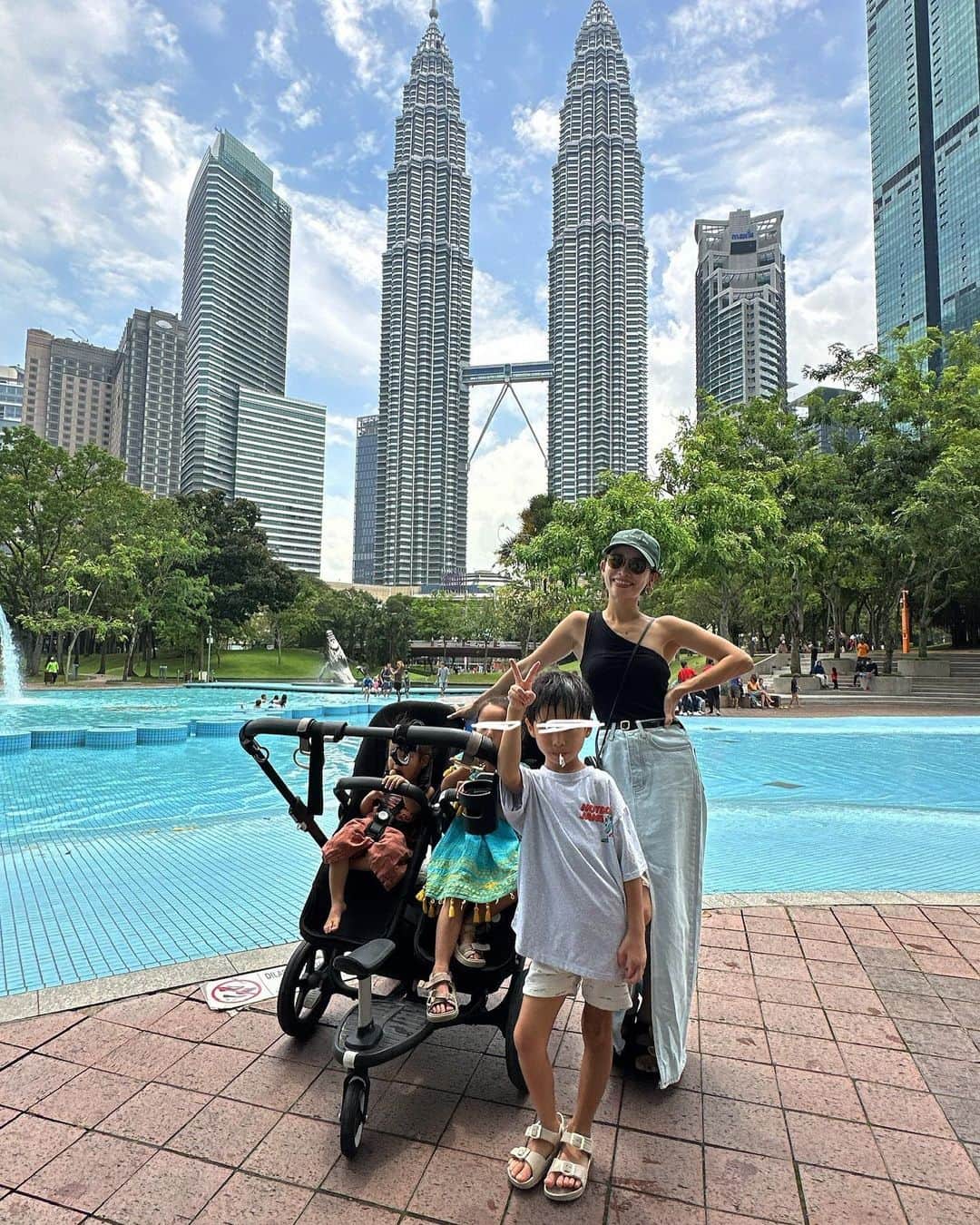 尾崎紗代子さんのインスタグラム写真 - (尾崎紗代子Instagram)「. マレーシア🇲🇾で有名なツインタワーが 綺麗に見えるところに でっっっっかあぁあぁぁい公園と 浅いプールがあって子供達大はしゃぎ☺️ KLCC parkというところ。 子連れにさいっこうです。  マレーシアでは急遽、 バンをチャーターしてガイドさんをつけて 色んな観光スポットを巡りました🙋❤️  #momlife #mommylife #mommy  #育児 #ママライフ  #6歳 #4歳 #２歳 #motherof3 #motherhood  #family #familyphoto  #3人育児  #3児のママ #3児ママ  #familytime  #5人家族 #familyphotograhy #familyfirst #familytrip #Singapore #Malaysia #singaporetrip #malaysiatrip #ワンオペ旅行 #ワンオペ」9月6日 19時00分 - osayo_osayo
