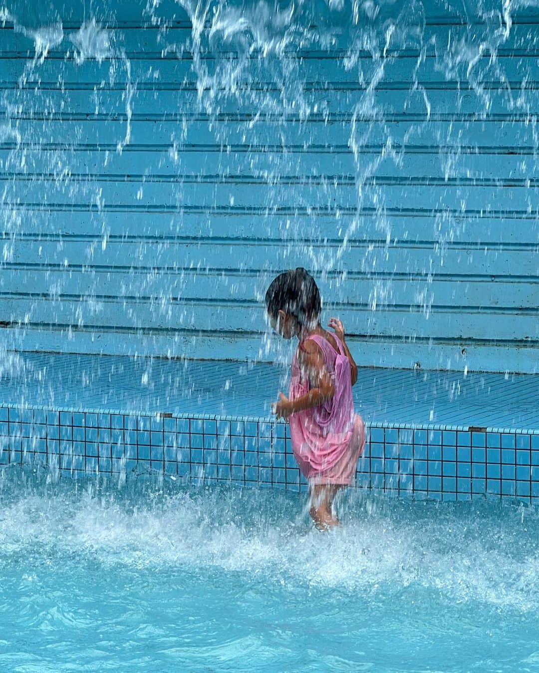 尾崎紗代子さんのインスタグラム写真 - (尾崎紗代子Instagram)「. マレーシア🇲🇾で有名なツインタワーが 綺麗に見えるところに でっっっっかあぁあぁぁい公園と 浅いプールがあって子供達大はしゃぎ☺️ KLCC parkというところ。 子連れにさいっこうです。  マレーシアでは急遽、 バンをチャーターしてガイドさんをつけて 色んな観光スポットを巡りました🙋❤️  #momlife #mommylife #mommy  #育児 #ママライフ  #6歳 #4歳 #２歳 #motherof3 #motherhood  #family #familyphoto  #3人育児  #3児のママ #3児ママ  #familytime  #5人家族 #familyphotograhy #familyfirst #familytrip #Singapore #Malaysia #singaporetrip #malaysiatrip #ワンオペ旅行 #ワンオペ」9月6日 19時00分 - osayo_osayo
