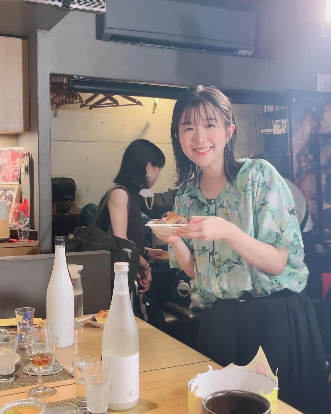 茅野愛衣のインスタグラム：「先日のかやっぷライブありがとうございました〜！ 生配信の準備をしている私を夕実ちゃんが撮ってくれてたので、オフショット載せちゃいます📷  無職転生コラボ第2弾の収録後、みんなでわちゃわちゃ出来て楽しかった〜！🙌 今回は加隈亜衣ちゃんと小原好美ちゃんがかやのみ初登場！ 修羅場（？）なやりとりが面白過ぎて、私はみんなのおしゃべりをつまみにお酒を只々楽しんでおりました〜🍶笑 配信はもう少し先になりますので、楽しみに待っててくださいね！（茅）  @haupia.official  @osewaya_official」