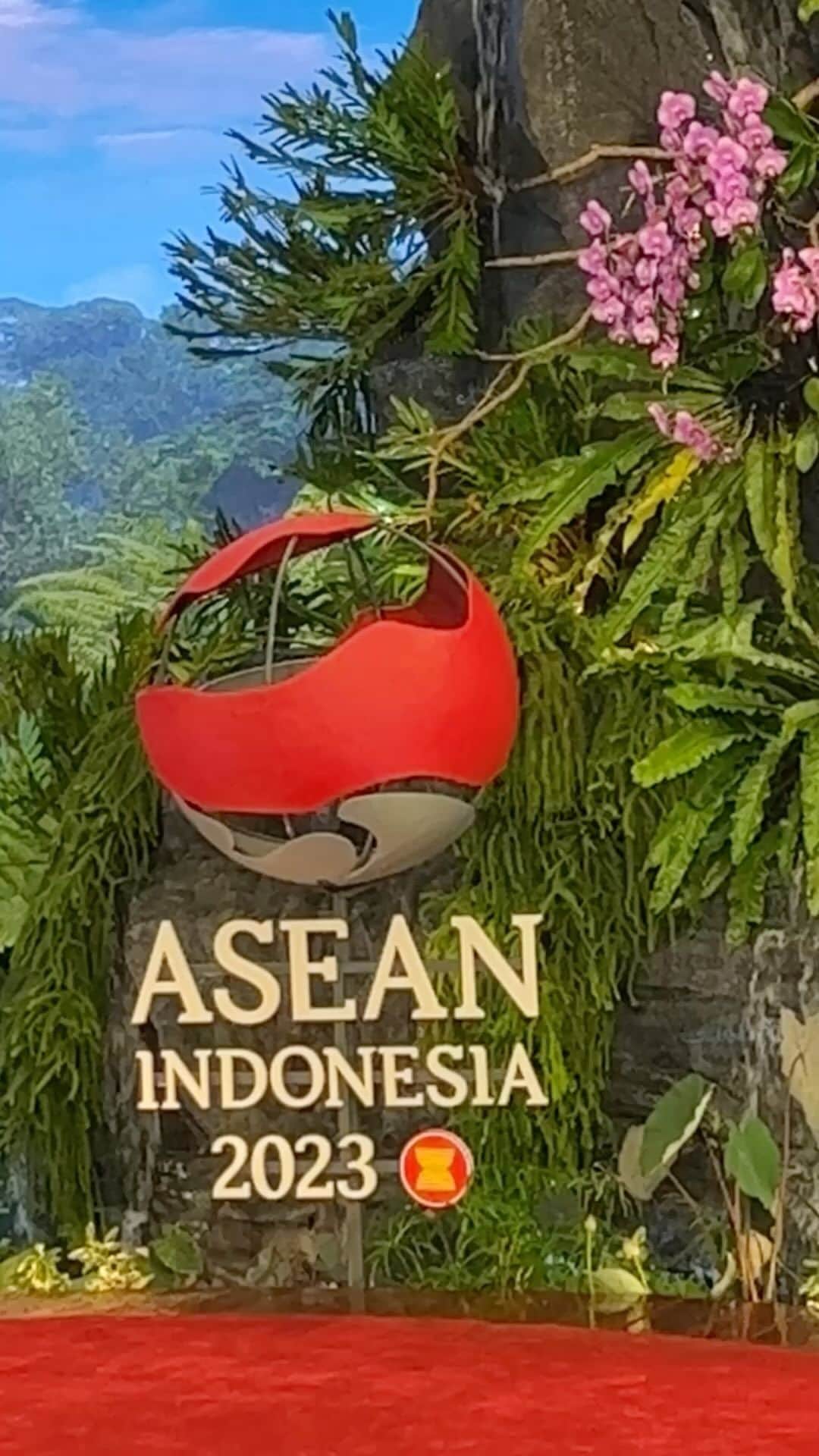 リー・シェンロンのインスタグラム：「The 43rd @asean Summit kicked off yesterday.  The Leaders’ Declaration on ASEAN as an Epicentrum of Growth reaffirms our commitment to expand collaboration into priority areas such as digital and green economies, as well as food security.   We welcomed the launch of negotiations on the ASEAN Digital Economy Framework Agreement (DEFA). A high-quality DEFA can unlock the immense potential of the region’s digital economy, and benefit our businesses and people. We also discussed other ways to make ASEAN future-ready and create growth opportunities for its peoples.   This is a period of great geopolitical and economic uncertainty. How ASEAN responds to today’s challenges will determine whether ASEAN centrality can hold in the years ahead. We need to increase engagement of our external partners in an open and inclusive way. The ASEAN Outlook on the Indo-Pacific creates a platform to do so. We discussed how to provide multiple opportunities for all major powers to engage in our region constructively. By remaining united on key regional issues, and giving major powers a meaningful stake in our region, we can ensure ASEAN’s continued relevance and competitiveness in a post-pandemic world. – LHL  #ASEAN2023 #ASEANIndonesia2023 #ASEANmatters」