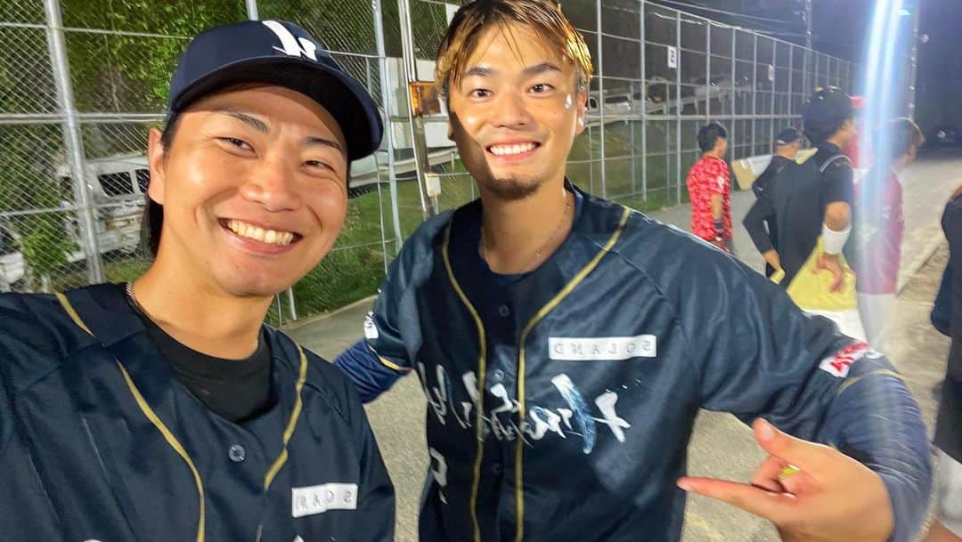 横山弘樹のインスタグラム：「はしゃぎ過ぎたふたり🥎  24時間耐久チャリティーソフトボール大会🥎  僕たちは21:00〜22:30？の試合の部に参加しました🔥  トッティーの先頭打者ホームランから始まり  ピッチャー横山→戸田→横山→戸田の継投で抑え…  いっぱい打たれました🤥笑  相手にマイクトラウトがいたら無理よ。笑  少しは助っ人になれたかな！笑  とにかくいっぱい爆笑してみんなと楽しめたからよし⭐️  帰りの車ではヘトヘトな僕たちでした😂笑  こういう素敵な活動に参加させてもらってとても光栄です。  ありがとうございました🙏🏻  #チャリティー #トッティー #音量注意」