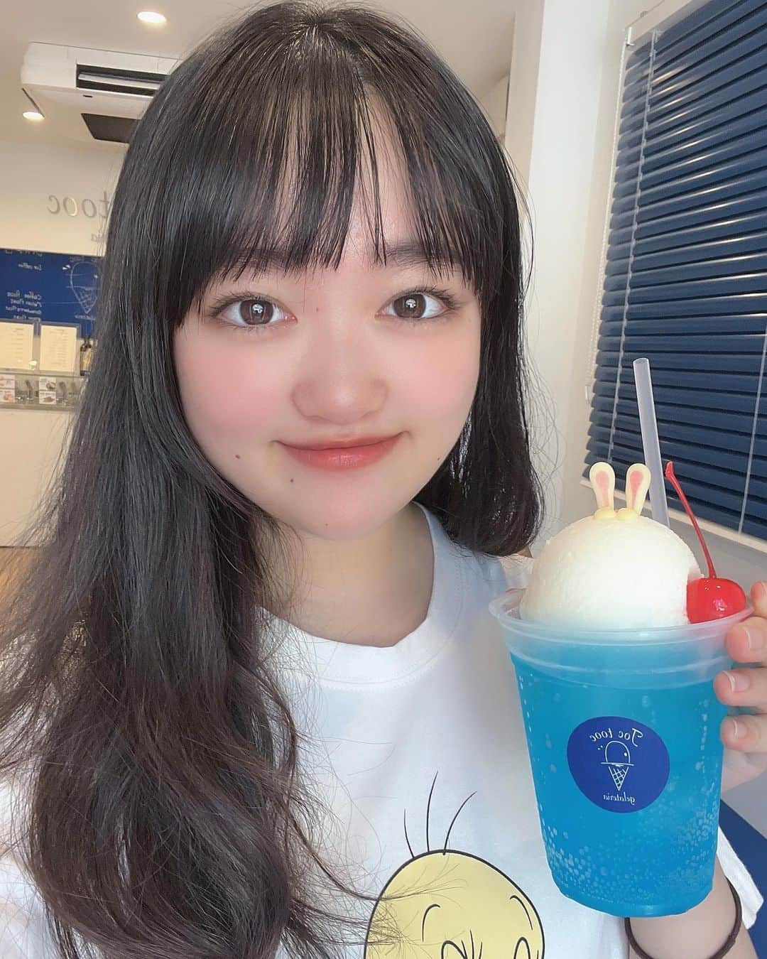 高梨ねねのインスタグラム：「ブルーハワイフロート見つけた♡    #高梨ねね  #タレント  #アイドル  #モデル」