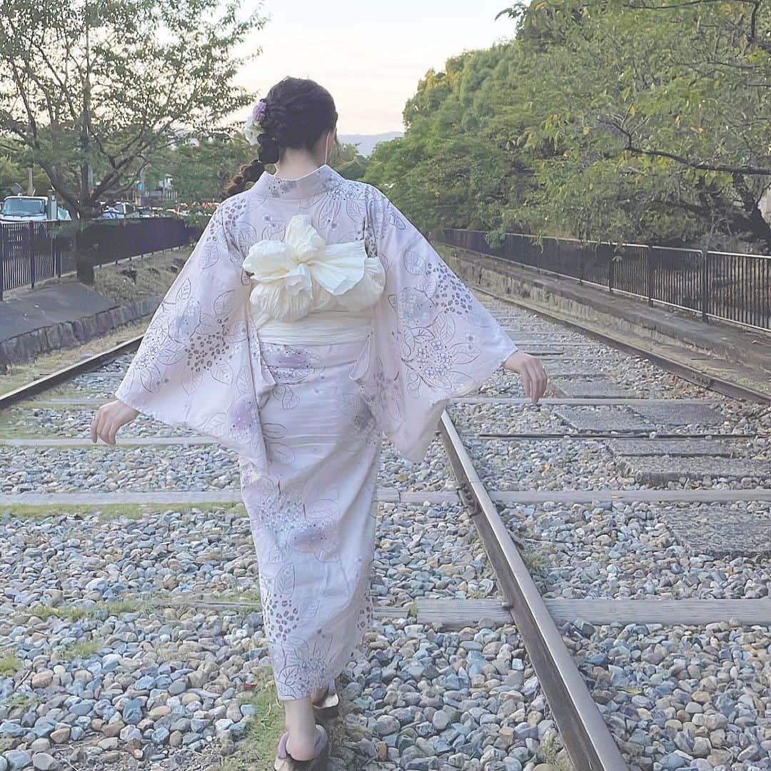 のインスタグラム：「浴衣レンタル3300円！♡！ 店内全浴衣が対象です🫶🏻 選び放題🌼🌼 . 今期の新作たくさん入荷いたしました＊  . . ご来店心よりお待ちしております✳︎ . . .  当面のあいだ、下記のとおり営業時間を変更いたします。  【営業時間　9:00〜19:00 ※最終返却時間18:30】  ※営業時間変更のため、翌日返却は無料にて対応いたします。  また、予約の有無により、営業終了時間が早まる場合があります。ご了承ください。  . . . . 祇園 八阪神社 高台寺 安井神社【安井金毘羅宮】清水寺 八坂の塔等観光地へのアクセス抜群！ . 📞075-531-5525 . .  #着物レンタル  #レンタル着物  #くるん  #京都観光  #京都着物レンタル  #夏祭り #花火大会 #浴衣 #浴衣レンタル #浴衣ヘアアレンジ」