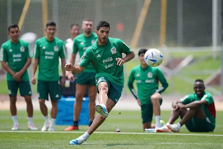 ラウール・ヒメネスのインスタグラム：「Yo se que quedaron sorprendidos o no? @charlyrdz @urielantuna90 @h.herrera16 @kevinalvarez_c #quiñones ⚽️🔝🇲🇽」