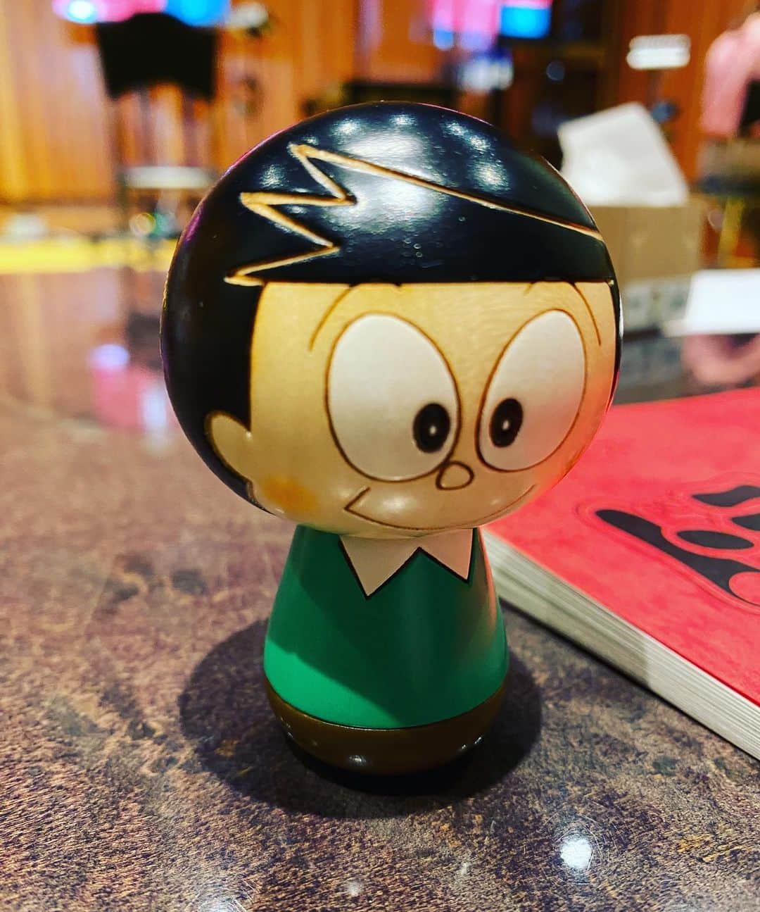 関智一のインスタグラム：「シンエイ動画さんから 卯三郎こけしのスネ夫くんを頂きました 可愛い😍 ありがとう御座います！  #ドラえもん #卯三郎こけし」