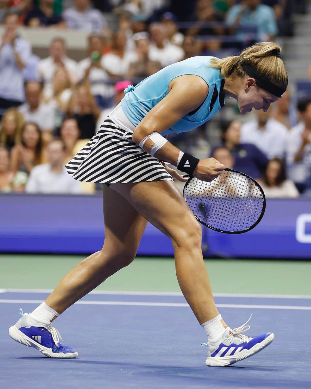 WTA（女子テニス協会）さんのインスタグラム写真 - (WTA（女子テニス協会）Instagram)「Muchova Masterclass ☑️  @karolinamuchova reaches her first #USOpen semifinal with a flawless performance over Cirstea under the lights ✨」9月6日 10時06分 - wta