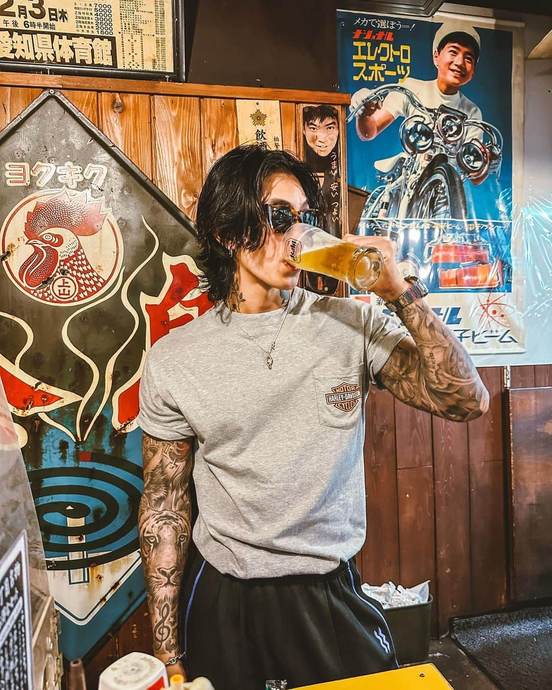 諸岡 昌紀さんのインスタグラム写真 - (諸岡 昌紀Instagram)「メカで遊ぼう🏍️🍺  #90s  #80s  #筋肉 #ダイエット #フィジーク #逆三角形 #マッチョ #バランス #ハーレー好きな人と繋がりたい  #ハーレーダビッドソン  #ハーレーライフ  #ハーレー男子 #ハーレー乗り  #バイク好きな人と繋がりたい  #バイクファッション  #harleydavidson  #バガースタイル  #食べるの好きな人と繋がりたい  #筋トレすきと繋がりたい  #身体動かすのが好きな人と繋がりたい  #キャンプすきな人と繋がりたい  #アウトドア好きな人と繋がりたい  #コーヒーすきな人と繋がりたい  #サウナ好きな人と繋がりたい  #サウナ好き #タトゥー好きな人と繋がりたい  #反町隆史 #長瀬智也  #ロン毛男子」9月6日 10時07分 - yoshiki.fit