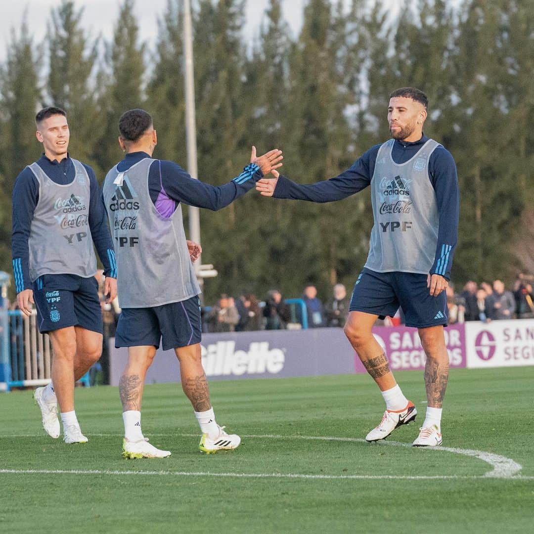 アンヘル・コレアさんのインスタグラム写真 - (アンヘル・コレアInstagram)「Arrancan las Eliminatorias 💪🏼 Seguimos mirando para adelante, con nuevos objetivos, mucha motivación y orgullo por volver a defender esta camiseta 💙🤍😁」9月6日 10時08分 - angelcorrea32