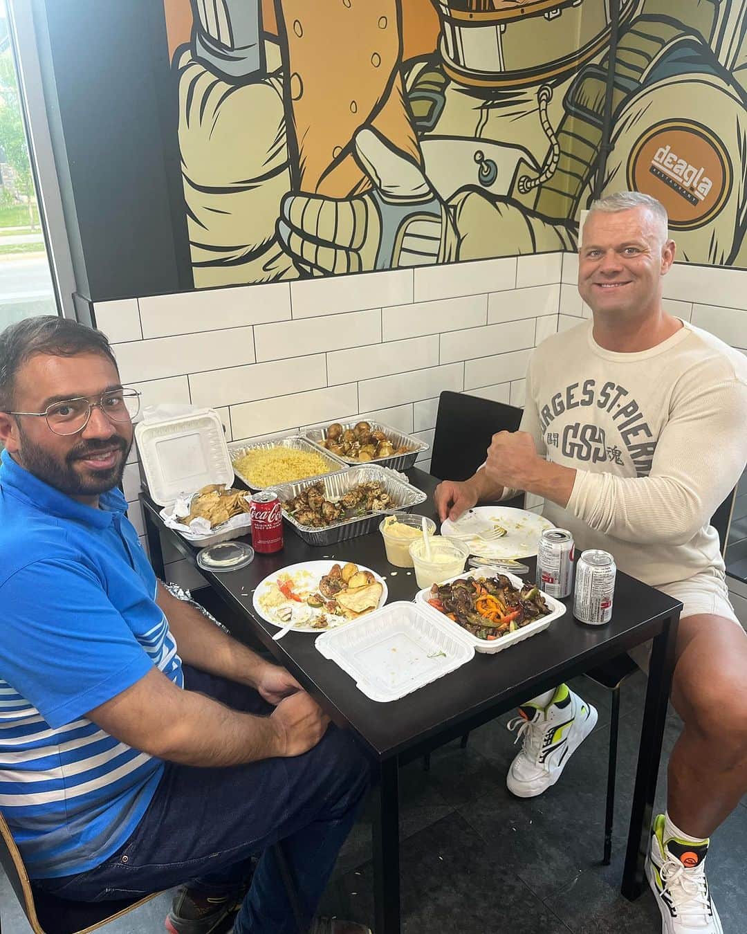 デイビーボーイ・スミス・ジュニアのインスタグラム：「Me and my good pal Feroze eating like Kings! Genghis Khan style. #savages🥩 🍗 🍚」