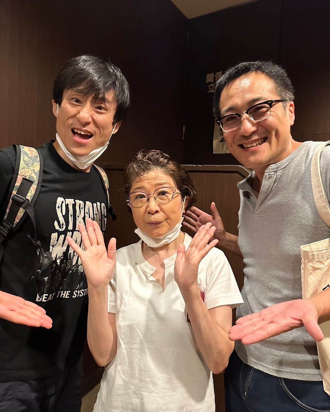 なだぎ武さんのインスタグラム写真 - (なだぎ武Instagram)「田中真弓さん主演の舞台『イノレバカ』を観劇。 真弓さんの住職がかわいらしく、そして説法が心地よく、京都の鈴虫寺に来てるようでした😄 10日まで下北本田劇場でやっております。 是非！ Tシャツはストロングワールドできめてみた。 #イノレバカ  #田中真弓」9月6日 10時10分 - nadagigigi