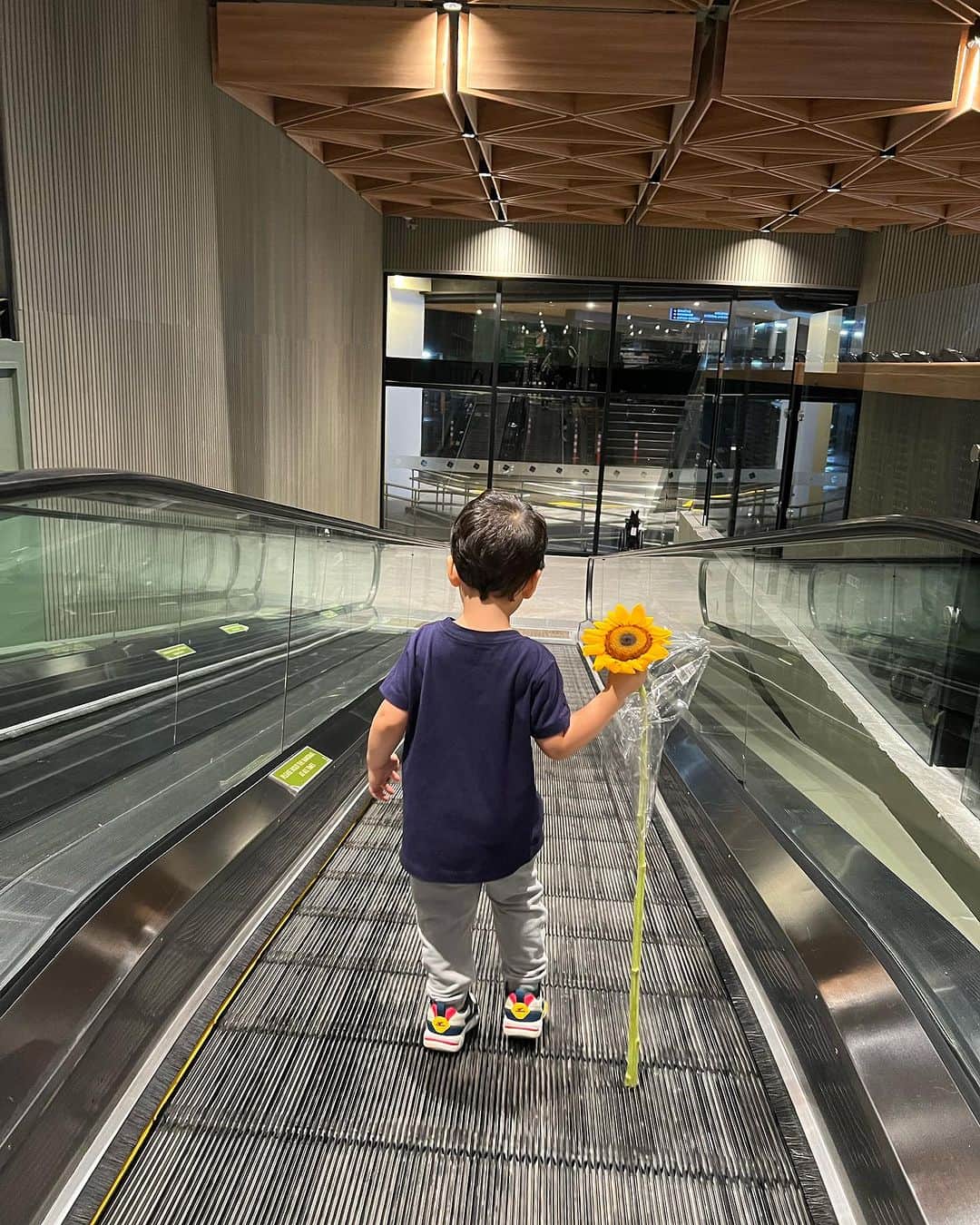 Coleen Garciaさんのインスタグラム写真 - (Coleen GarciaInstagram)「Love that @landersph has everything! They even have toys, but this little guy had his eye on something else. 😝 #LandersPH #Gproductions」9月6日 10時15分 - coleen