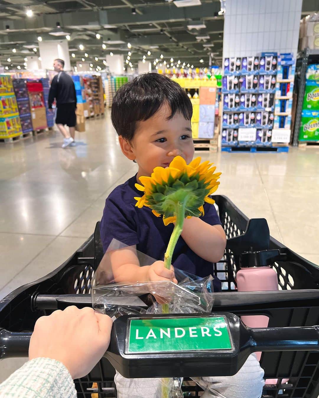Coleen Garciaのインスタグラム：「Love that @landersph has everything! They even have toys, but this little guy had his eye on something else. 😝 #LandersPH #Gproductions」