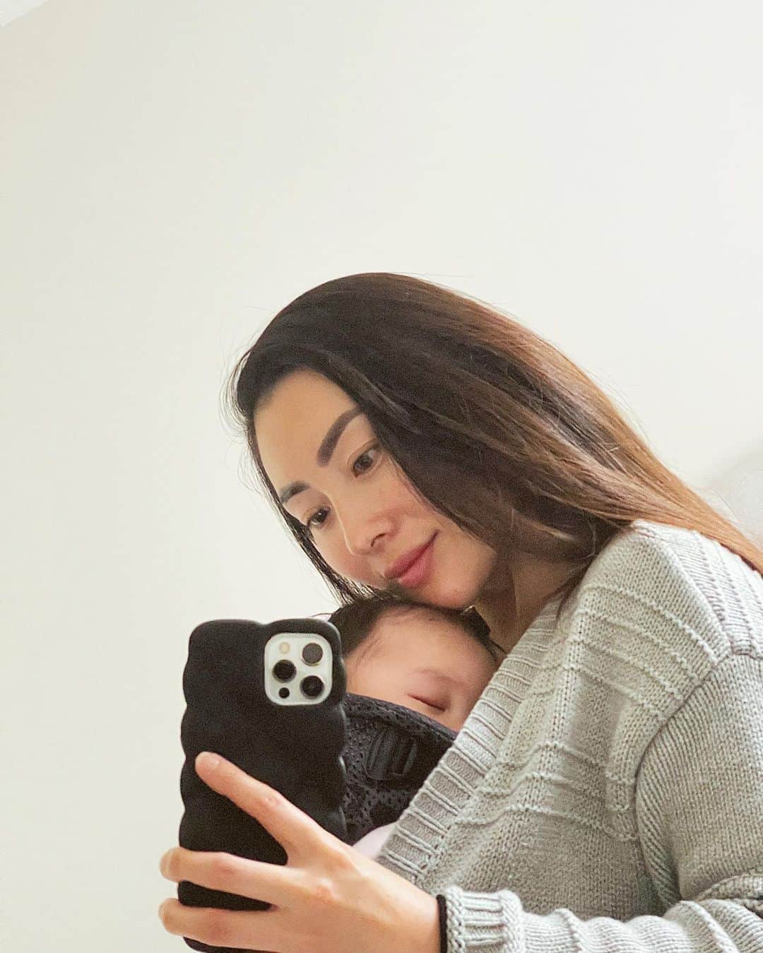 MayaTさんのインスタグラム写真 - (MayaTInstagram)「The time when she was smaller and fits nicely in my baby carrier😌 Time flies…   こないだまで小さかったのに、もうすぐ10キロになる次女。時が経つのって本当に早い🥲  #girlmom」9月6日 10時18分 - mayat_official