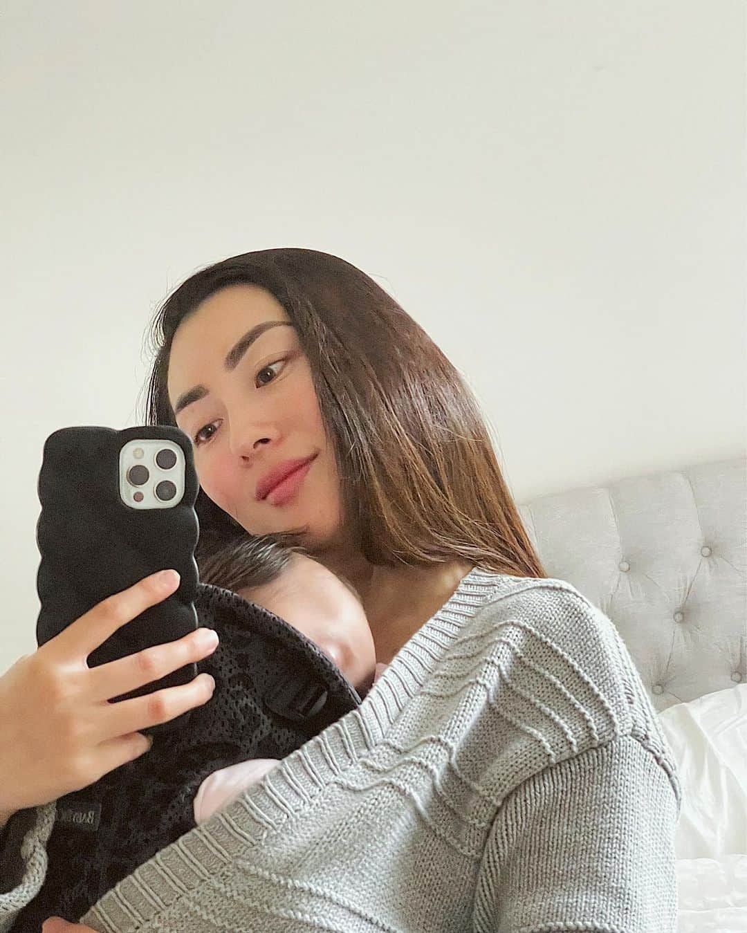 MayaTのインスタグラム：「The time when she was smaller and fits nicely in my baby carrier😌 Time flies…   こないだまで小さかったのに、もうすぐ10キロになる次女。時が経つのって本当に早い🥲  #girlmom」
