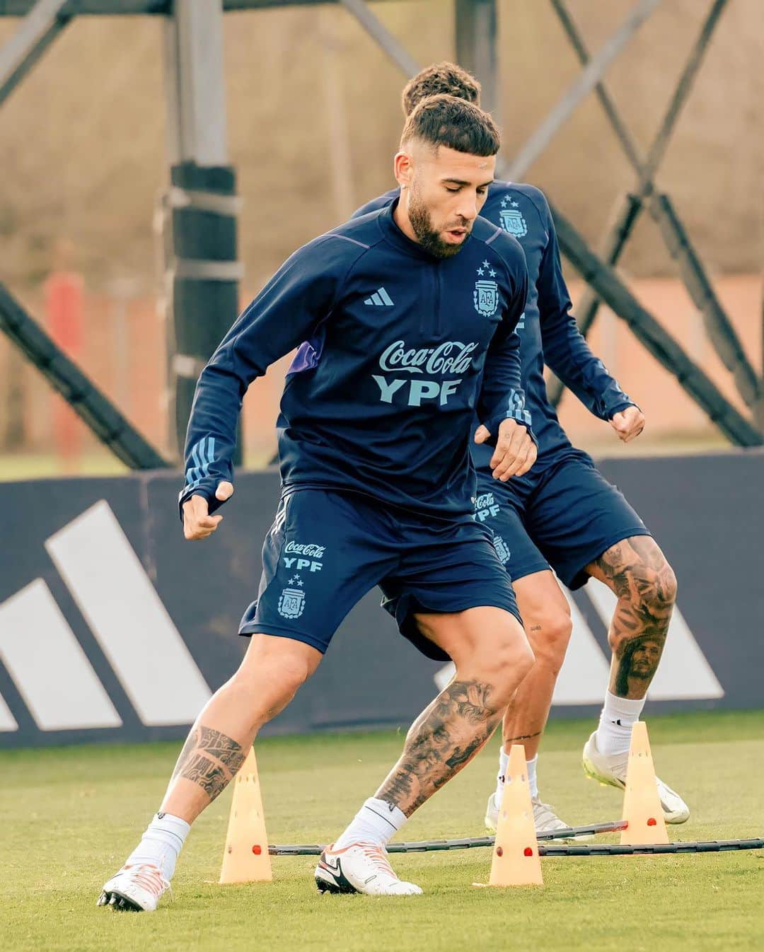 ニコラス・オタメンディのインスタグラム：「Disfrutando con los míos 🇦🇷😀 rumbo a un nuevo desafío 🩵🤍🩵  #Eliminatorias2023 @afaseleccion」