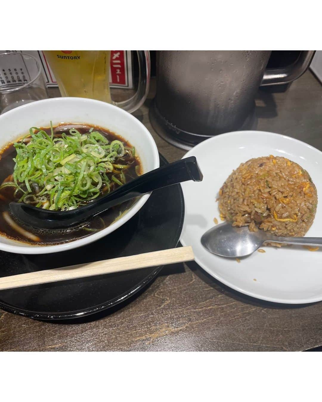 前田友理香のインスタグラム：「京都のラーメン美味しかったんだよなぁ。  また、食べたいなぁ！って思っていたら！！！！  なんと！ 食べれたぁ！！！！！！  蒲田にある、 春夏◯冬(アキナイ)さん👏  黒スープと京野菜の九条ねぎが特徴の“京都ラーメン”の秘伝の味を再現しました！！ ラーメンと並んで過半数の人が頼む、「焼き飯」京都らしい真っ黒な醤油ベースの焼き飯は、セットにして頼むべし◎(HPより)  まさにその通りぃ⤴️✨  大変、美味しゅうございましたぁ🫠  ラーメン大好きすぎる(｡◕‿​‿​◕｡)  PR @akinai_ramen_kamata #中華そば #焼きめし #蒲田中華そば #蒲田ラーメン #蒲田グルメ #蒲田ランチ #ラーメン#akinai_ramen_kamata #ラーメン大好き前田さん」