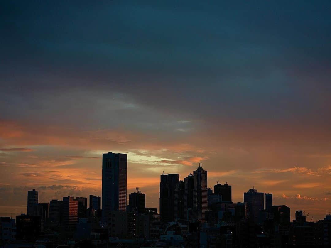 井浦新さんのインスタグラム写真 - (井浦新Instagram)「_ 夜と朝の境界 暁時の今日の空  静寂の青藍色の時間と東雲色の始まりの時間が重なり合う一瞬  #サイレントブルー #暁時 #新宿山  #hasselblad #hasselbladx2d #xcd90mm」9月6日 10時23分 - el_arata_nest