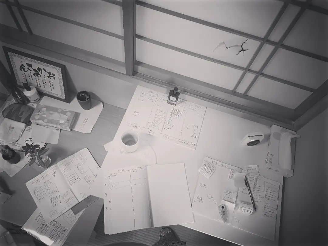 松本隆博のインスタグラム：「。⁡ 実家で、ラジオネタ考え中……🤔⁡ ⁡隣の部屋では、おかんがきっと⁡ ⁡「早よ 終わらんかな…」と待ってる⁡ ⁡気がしてなかなか集中できない。⁡ (っ'ヮ'c)⁡ 昼からちょっと気分転換で⁡……⁡ 「独りコメダ」に行かないと⁡ ⁡これはいかん。。。⁡ ⁡⁡ ⁡還暦少年 松本隆博」