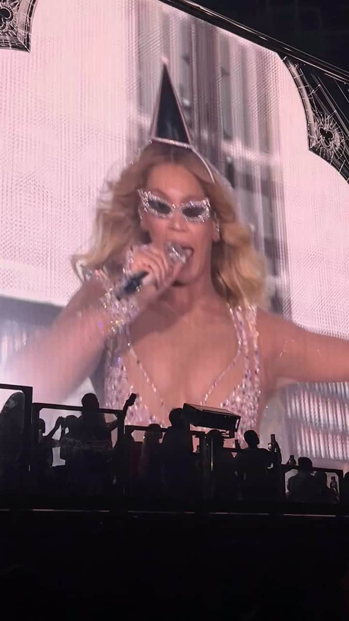 アダム・ランバートのインスタグラム：「So much fun seeing @beyonce on her birthday at LA w a sickening group!」