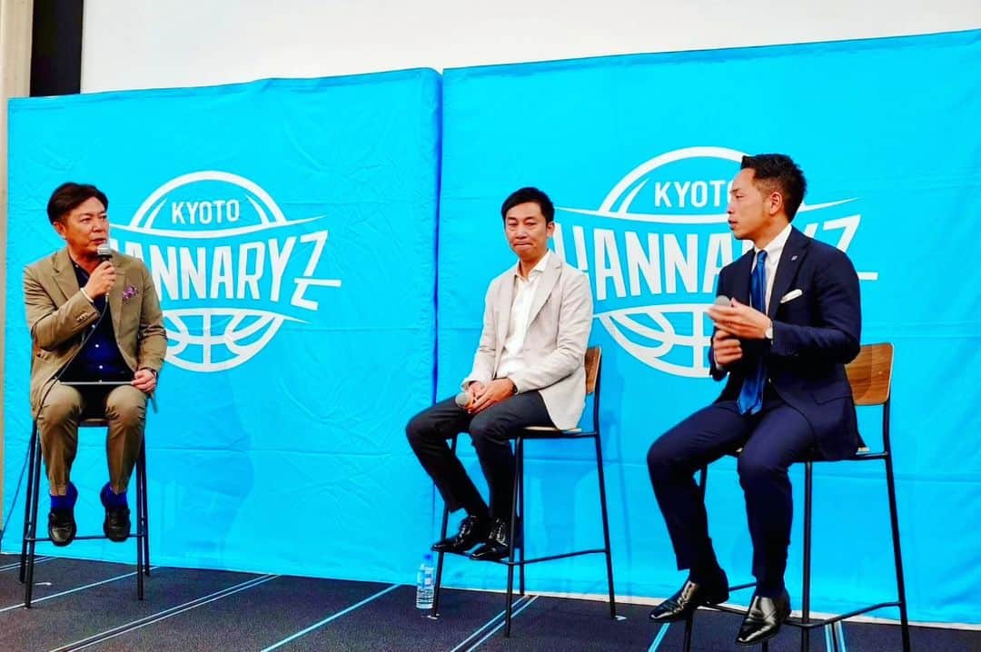 竹内弘一のインスタグラム：「Bリーグ島田チェアマンをお迎えして 2026年新Bリーグに向けた講演会と Kyobiz8ミニッツ公開収録でした。 京都ハンナリーズは今、急成長しています。 地元のプロスポーツチームをしっかり 支えていくためにもアリーナの建設機運を 盛り上げていきましょう！ 署名もはじまっていますので ご協力をお願いいたします！」