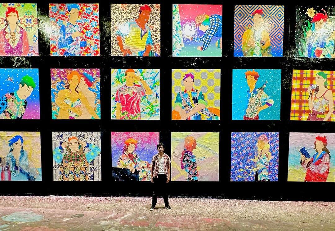 松山智一のインスタグラム：「2023年9月1日、バワリー・ミューラルに新たな作品に着手しました。何十年にも渡り歴史を紡いできたNYの象徴的なミューラルです。   たった一日で設営したこの作品には、普段のニューヨーカー、雑誌に登場するカルチャー・アイコン、映画のワンシーン、そして自分が20年NYに暮らして撮影した身近な人々など30人のポートレイトが描かれており、あらゆる人に対するオマージュです。 ニューヨークは愛と憎しみ、受容と排除、承認と拒絶といった二面性を持つ街です。 しかし、僕を含めたマイノリティがグローバルに飛躍できるチャンスを与えてくれる多様性とチャレンジ精神が生きる街でもあり、その精神を封じ込めた作品を見せることがアーティストができるこの街への還元だと考えました。ニューヨークが情熱と献身と受け止めてくれると信じています。   去年の秋以降、その存在意義を封印したかのようなミューラルの佇まいには居た堪れない気持ちで、だからこそ今回このミューラル・プロジェクトに新たな息吹を吹き込もうと決めました。前進あるのみ。長年に渡りアートと文化の導き手として多くの作家に愛されてきたこの特別なミューラルの新しい始まりとなることを心から願っています。  #houstonbowerywall  🙏 @goldmanglobalarts @goldmanglobalarts」