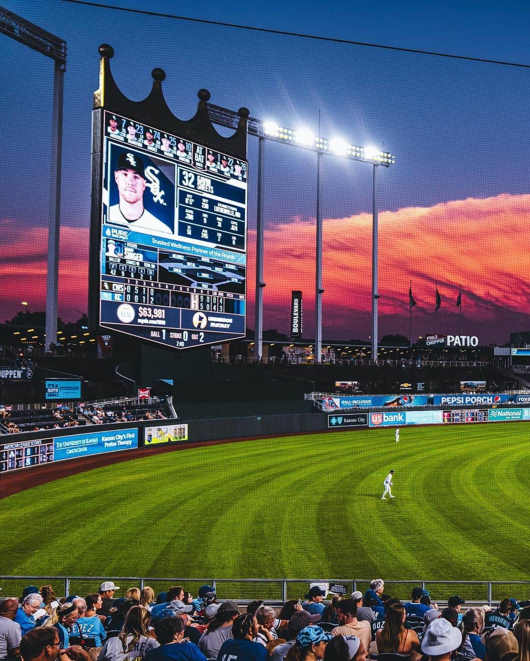 カンザスシティ・ロイヤルズのインスタグラム：「September skies. 😍」