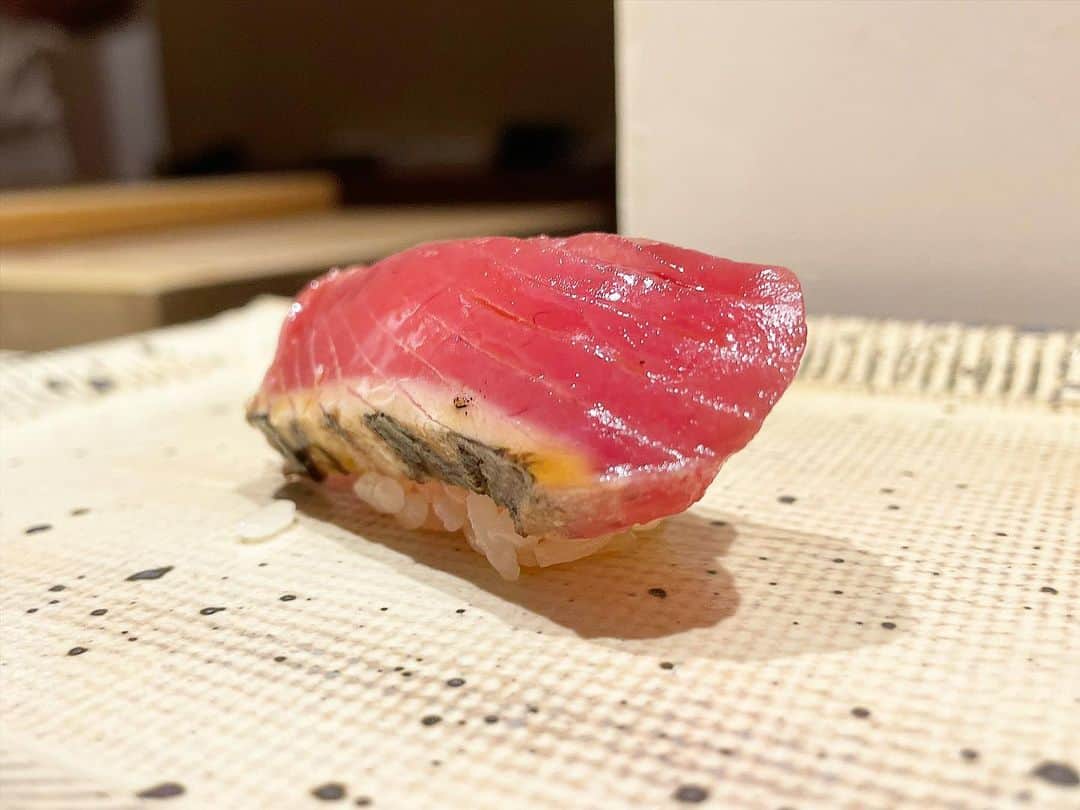 乾雅人さんのインスタグラム写真 - (乾雅人Instagram)「鮨 西崎@東北沢 鰊(にしん)の握り、そもそもこの魚を握りで出す店はあまりない。 旨みが鰯より強く、とても好きな魚。 アシが早いから生で食べることも少なく、小骨が多いので仕込みが面倒…西崎さん、素晴らしい一貫に仕上げていた。 さすがだ。 @sushinishizaki」9月6日 10時45分 - inuimasato