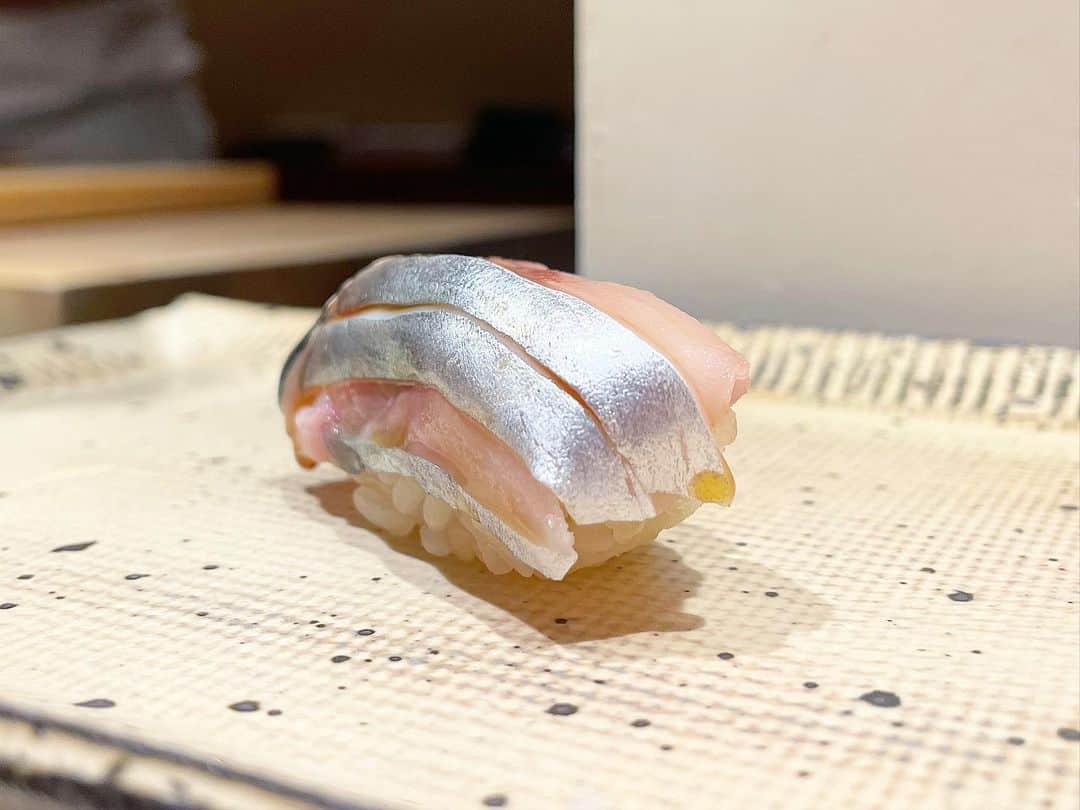 乾雅人さんのインスタグラム写真 - (乾雅人Instagram)「鮨 西崎@東北沢 鰊(にしん)の握り、そもそもこの魚を握りで出す店はあまりない。 旨みが鰯より強く、とても好きな魚。 アシが早いから生で食べることも少なく、小骨が多いので仕込みが面倒…西崎さん、素晴らしい一貫に仕上げていた。 さすがだ。 @sushinishizaki」9月6日 10時45分 - inuimasato