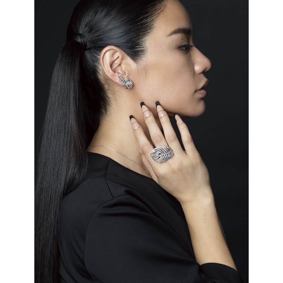 commons&senseのインスタグラム：「. commons&sense EX. ISSUE05 BOUCHERON out on September 13th, 2023! #BOUCHERON @boucheron   photos @takuya_uchiyama_photography  fashion RenRen hair @takayukishibata  make up @akiko25  model @awich098」