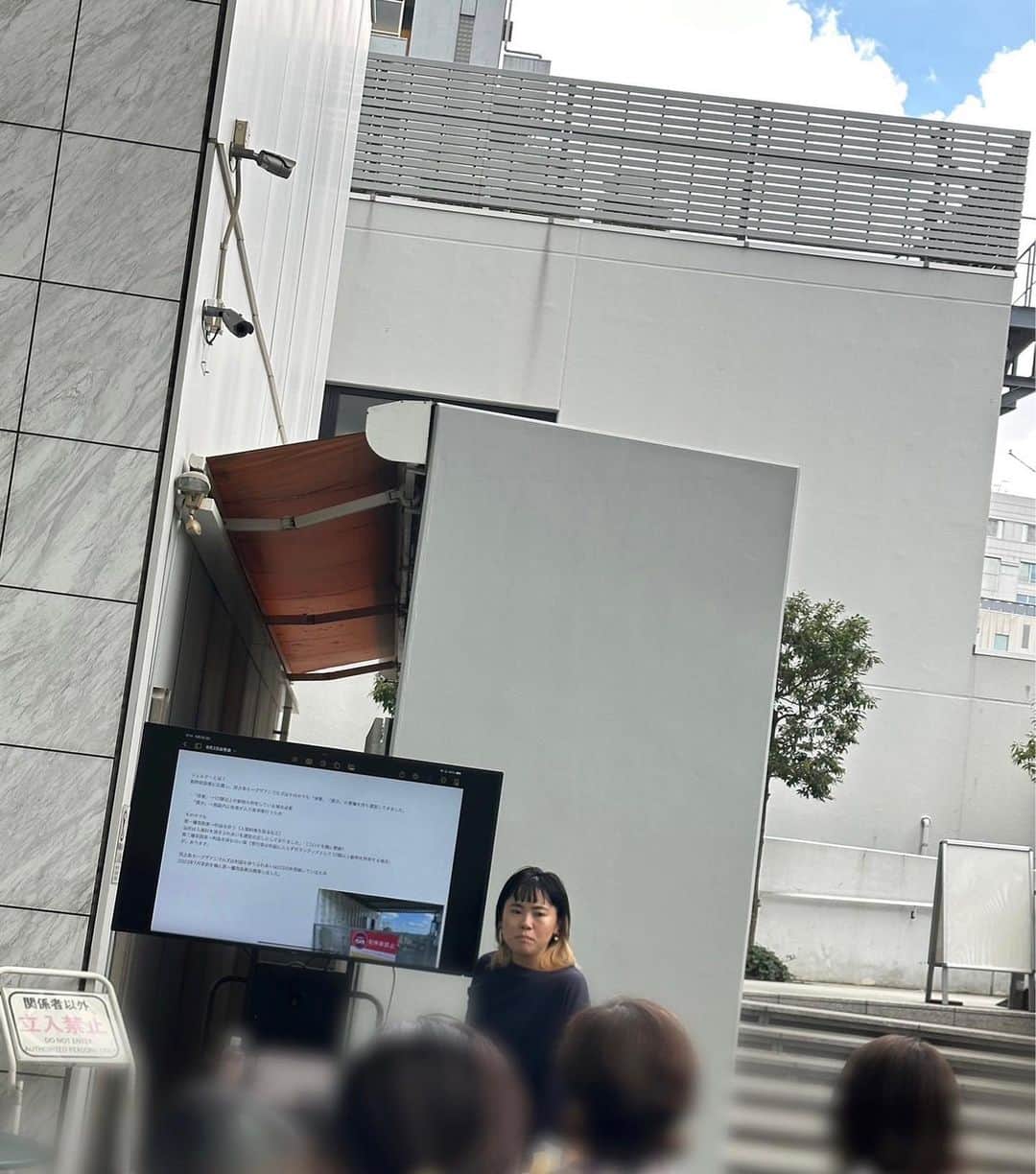 中原絵梨奈のインスタグラム：「9月2日 譲渡会の思い出📷💭💓  ※写真が全くありません😇💦  撮った方下さい🙇‍♀️🙇‍♀️  マキさん 素敵な本当に素敵な譲渡会をありがとうございます🙇‍♀️  マキさんが、 @wolf__lady__  引き取った後もアフターケアして貰えて安心していると言ってくださった言葉は 私にとってとても嬉しい言葉でした☺️  里親に引き取ったら ずーっと親戚のように写真くださーい とか 元気ですか？とか 連絡を面倒くさがる方も結構いるので、寂しい気持ちになることも多いんですが、 犬猫が新しい家族で幸せならそれでいいんだ。そう思ってますがもちろん🤍 引き取ったあとも 実家やと思って頂けることはありがたいです☺️  美帆さんは @rescue_dog_cat  一挙、宮古島から引き取って下さり こんなたくさんの人が居る場所でも過ごせる宮古島の犬たちもシティードッグへとして下さっております。 長ーくシェルターで過ごしのんびりのほほーんとしておりました子達へ新しい家族へ近づけてくださっております🙇‍♀️ 本当に感謝の気持ちでいっぱいです。  いまるさん 亜生さん いつも宮古島の犬猫を気にかけてくださってありがとうございます🙇‍♀️  #里親という選択肢を  広がりますように✨✨✨✨✨✨」