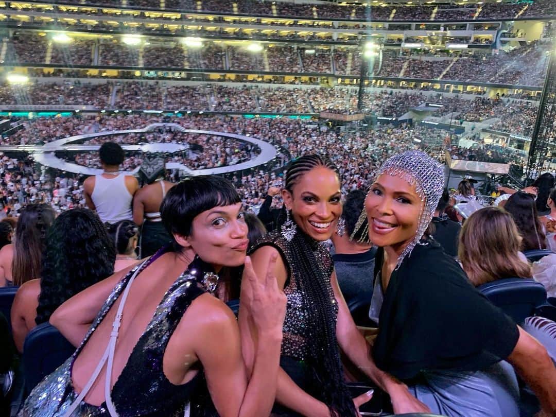 ロザリオ・ドーソンのインスタグラム：「Look Around It’s Me And My Crew - Big Energy」