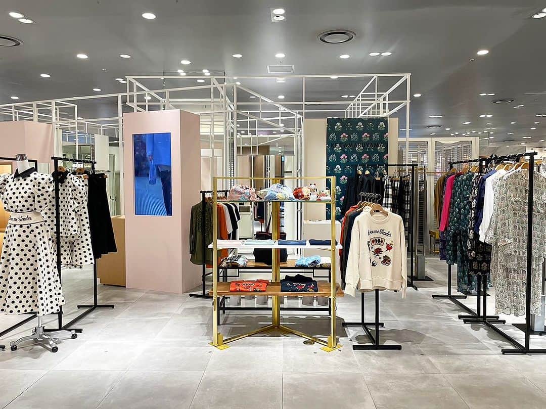 のインスタグラム：「\ 本日 OPEN /  〔 KEITA MARUYAMA HANKYU UMEDA 〕  2023年9月6日（水）より、ケイタ マルヤマの阪急うめだ店舗が３階D.EDIT内から同フロアで単独売場として新たに運営いたします。  2023AW新作コレクションに加えて、ファッション雑貨やインテリア雑貨など幅広く展開いたします。  売場面積を拡大した新店舗にてケイタ マルヤマの世界観をお楽しみください。  ー📞お問い合わせ先🛒ー  【 KEITAMARUYAMA 阪急うめだ本店 】 〒530-8350 大阪府大阪市北区角田町8番7号 TEL: 06-6313-0605 （直通）  #keitamaruyama #ケイタマルヤマ  #うめだ本店3階」