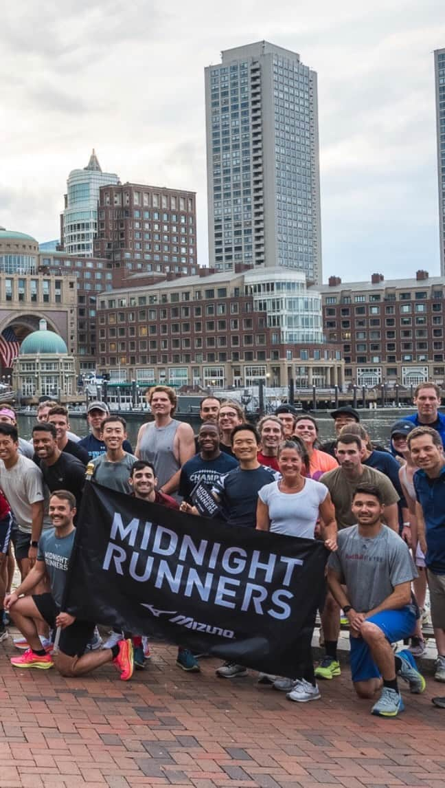 MizunoRunningのインスタグラム：「the best night of the week 🖤  bring a friend 5k @midnightrunnersboston」