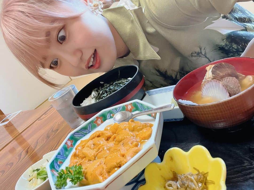 のインスタグラム：「青塚食堂🌊  贅沢すぎるバフンウニが忘れられないよ…🥹🧡 付け合わせもイカの塩辛に松前漬けにホタテの味噌汁という最高ラインナップ〜🏆  いか焼き🦑も焼きガキ🦪も美味しかったし 店前のにしんも本当に美味しそうだった🤤  #小樽潮風高校Project #小樽スタンプラリー4 とは直接は関係無いけど #小樽グルメ #青塚食堂  #小春六花 #夏色花梨 #花隈千冬」