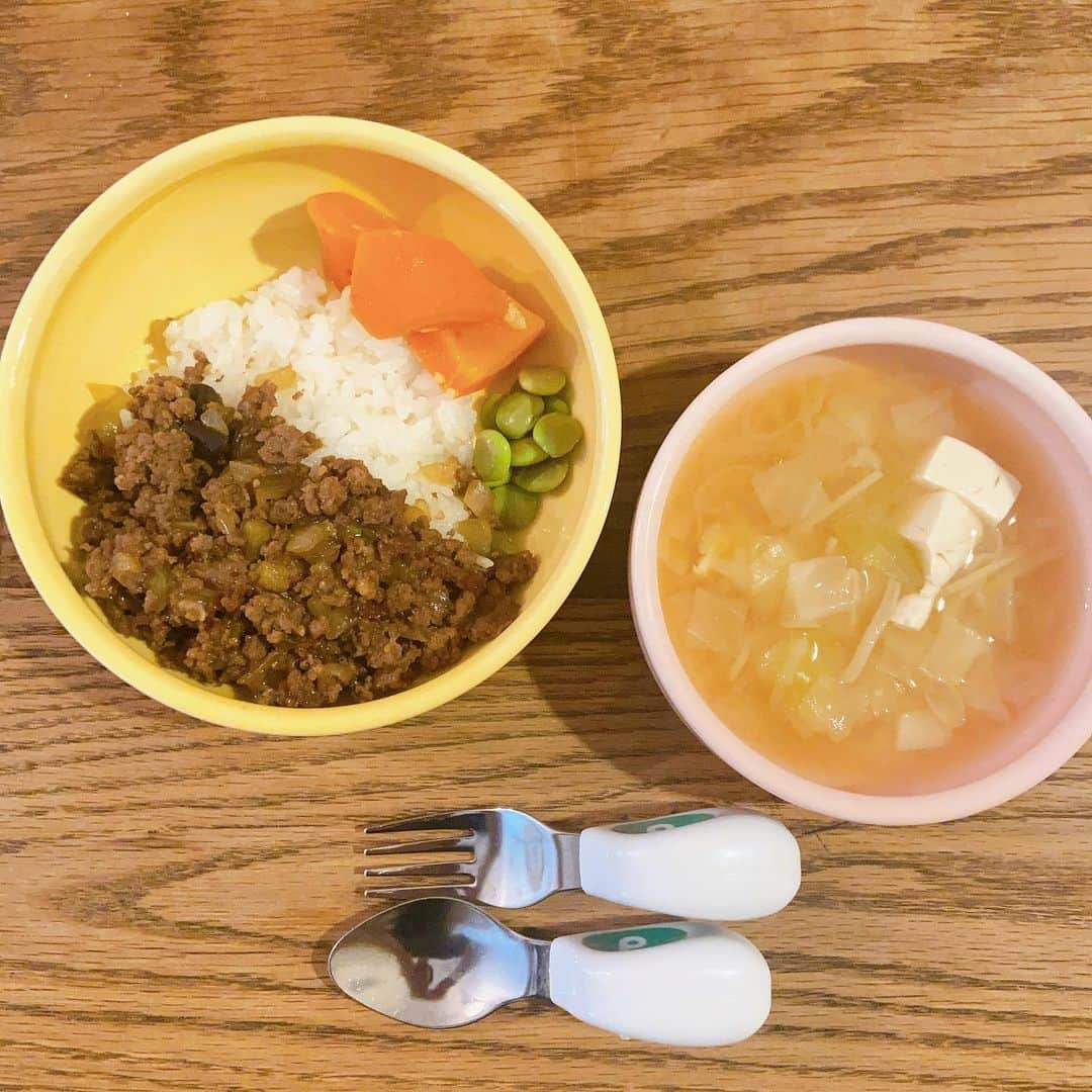 黛英里佳のインスタグラム：「⁡ ⁡ ある日の息子ごはん🍚 ⁡ ⁡ ⚫︎茄子ひき肉炒め丼(みりん、醤油麹、オイスターソース) ⁡ ⚫︎にんじんのみりんバター塩麹煮 ⁡ ⚫︎枝豆 ⁡ ⚫︎キャベツとネギとエノキと豆腐の味噌汁 ⁡ ⁡ もうすぐ1歳9ヶ月になる息子、お肉はほぼひき肉しか食べません😭 ⁡ 離乳食か！(笑) ⁡ ⁡ ただにんじんをはじめ野菜は大好き🥕💕 ⁡ ⁡ にんじんやさつまいもを鍋に入れて、ひたひたの水を入れてみりん、塩麹、バターを適当に入れて煮たものがお気に入りでばくばく食べてます😆 ⁡ グラッセみたいだけどお砂糖使わなくてもコクと甘味が出て美味しいのでオススメです😋🧡 ⁡ ⁡ #ごはん #1歳ごはん #発酵ごはん #発酵食 #発酵幼児食 #幼児食 ⁡」