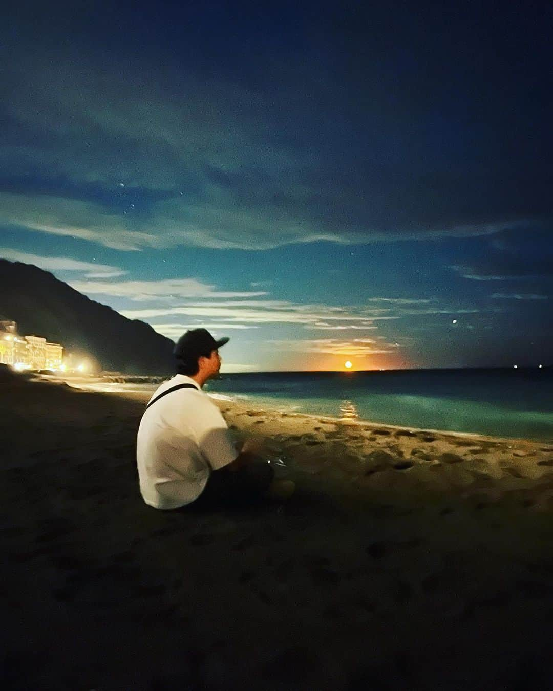 河本準一さんのインスタグラム写真 - (河本準一Instagram)「夜風に当たって海を眺めてみみをすませば ほら、副交感神経が全身に巡り何よりも変えがたい癒しとなる。河本準一 #日本 #海 #月 #夜風 #副交感神経 #癒し #河本準一 #深夜 #海風 #幻想的 #波の音」9月6日 10時59分 - junichi_komoto0407