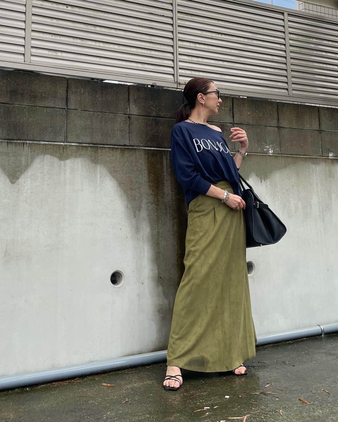 ukkyonkyonさんのインスタグラム写真 - (ukkyonkyonInstagram)「ちょいオフショルな可愛いロンT💕⤴️  最近買ったお気に入りバッグ👜　ザ○ウ　の　マルゴーみたいで可愛い😍  トップス　　@bonjoursagan  スカート　　@urs_official  バッグ　　　@jistory_official  靴　　　@letalon_jp   #locari  #partegram  #mery#beautiful #beaustagrammer  #fashionista #fashion  #instagood #fashionblogger #jマダムのおしゃれ #53歳#53yearsold #164cm#164cmコーデ#アンチエイジング #アラフィフコーデ#アラフォーコーデ#大人ファッション#今日のコーデ #今日の服 #今日のファッション#おしゃれさんと繋がりたい#夏コーデ#秋コーデ」9月6日 11時04分 - ukkyonkyon