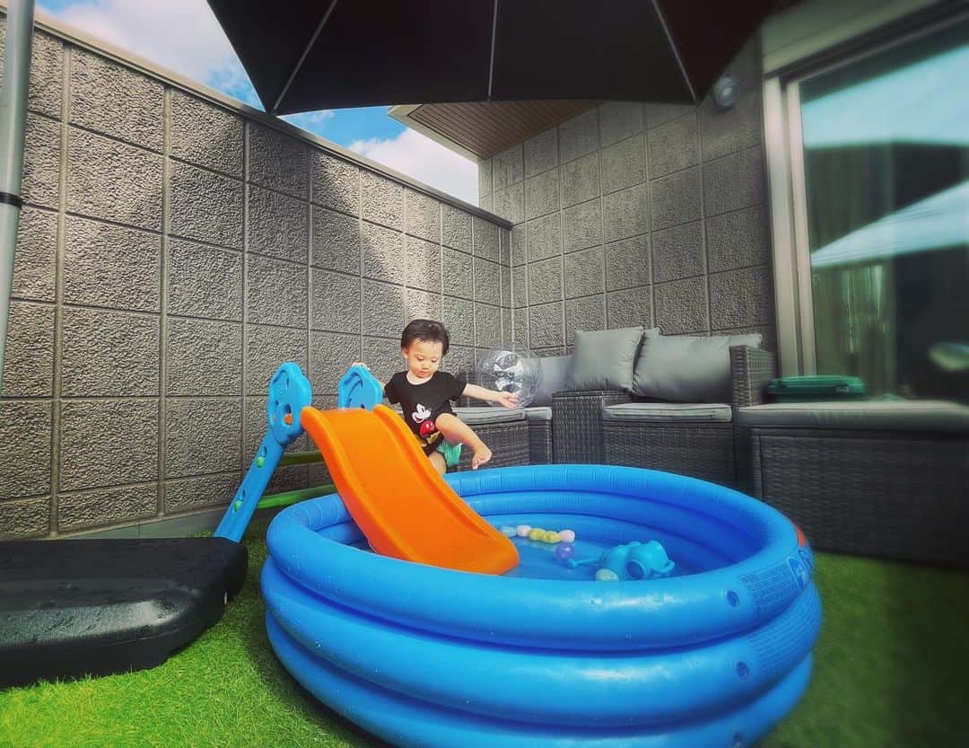 森本さやかのインスタグラム：「#水遊び - ̗̀ ☺︎ ̖́-   #雨降るのかな    #ベランダプール  #水遊び大好き  #まだまだ暑い  #1歳8ヶ月男の子  #お昼寝前のひと遊び  #pooltime」