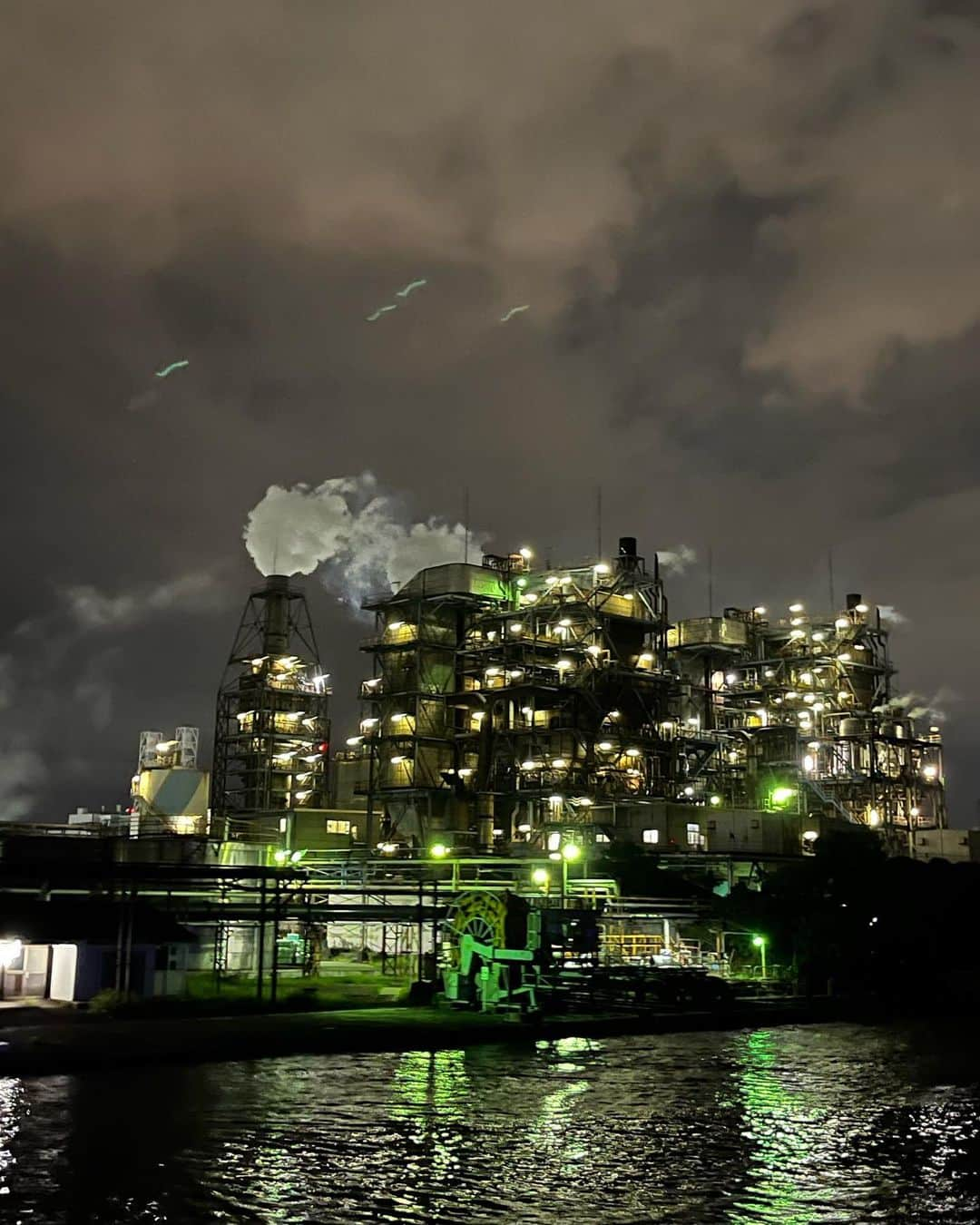 堀田ゆい夏さんのインスタグラム写真 - (堀田ゆい夏Instagram)「夏の工場夜景🌙  だんだん陽が沈んで 空の色が変わっていくのを見るのも楽しい  ゆっくり工場の光が見えてくると、 その大きさと静けさに怖さも感じつつ... でも不思議と見入っちゃう。  #加工なしの空だよ #黄昏#夜景#工場夜景#sunset」9月6日 11時14分 - yuika_a0902