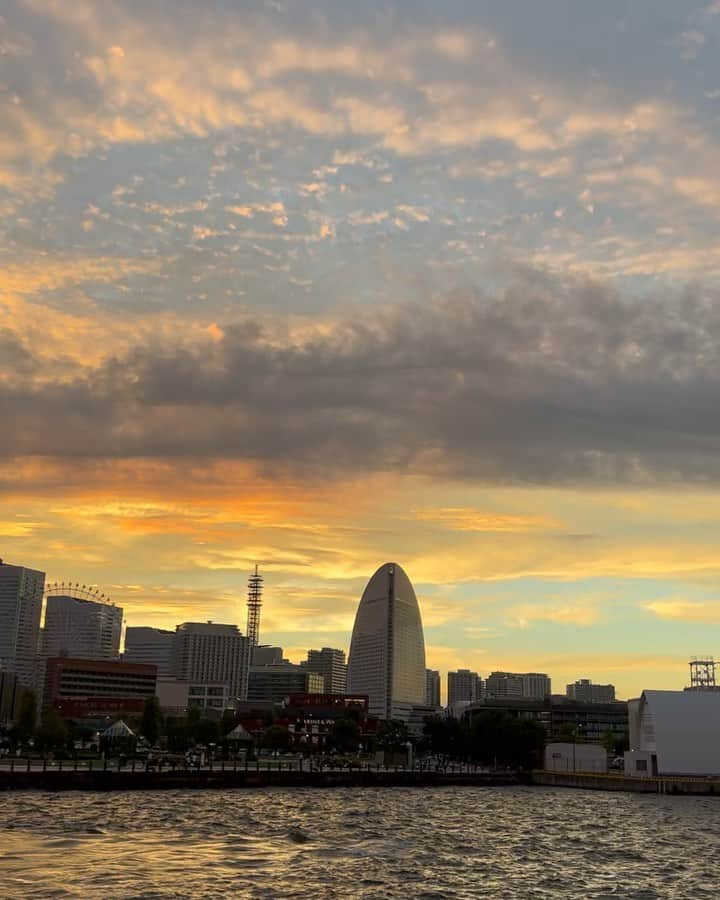 堀田ゆい夏のインスタグラム：「夏の工場夜景🌙  だんだん陽が沈んで 空の色が変わっていくのを見るのも楽しい  ゆっくり工場の光が見えてくると、 その大きさと静けさに怖さも感じつつ... でも不思議と見入っちゃう。  #加工なしの空だよ #黄昏#夜景#工場夜景#sunset」