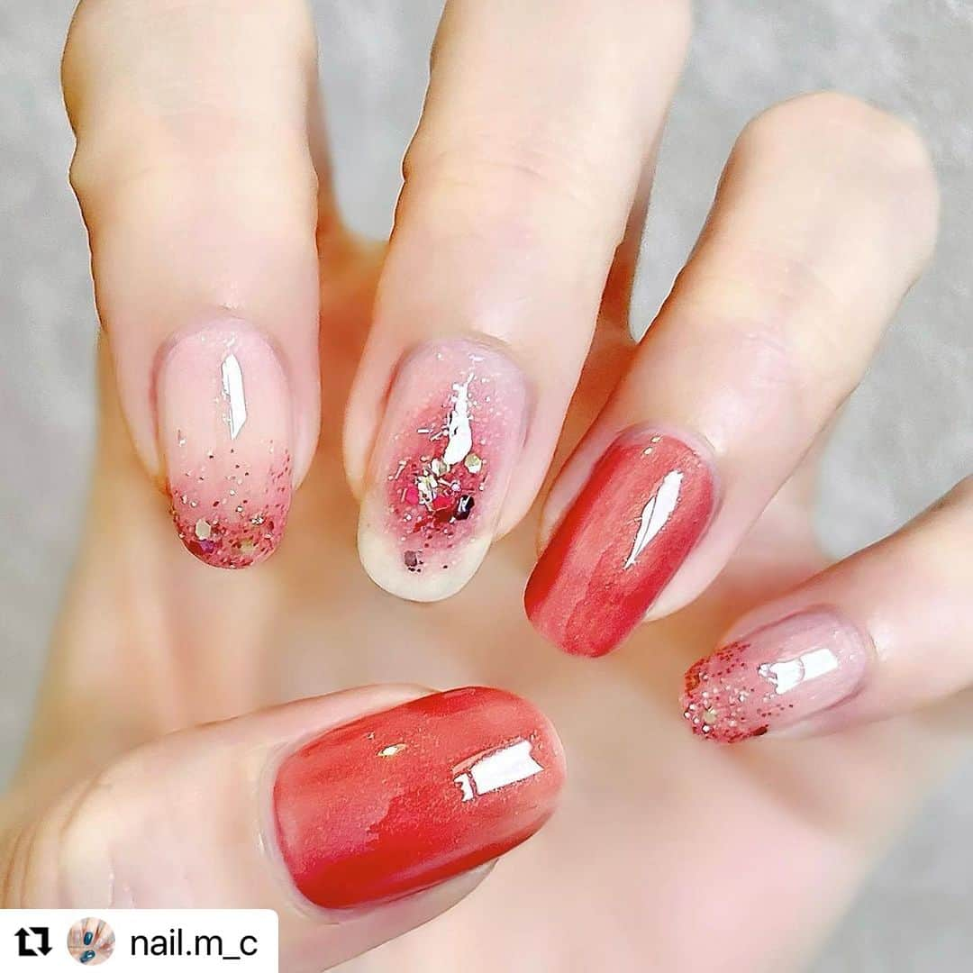 【PLANET NAIL（プラネット ネイル）】公式さんのインスタグラム写真 - (【PLANET NAIL（プラネット ネイル）】公式Instagram)「✰✰✰✰✰✰✰✰✰✰✰✰✰✰✰✰ PLANET Girl 🪐✨ @nail.m_c さま  からの PLB30 月夜に祈る人魚姫を使った とってもキュートな赤ラメネイルデザインのご紹介です👩‍❤️‍💋‍👩✨  ╍ ╍ ╍ ╍ ╍ ╍ ╍ ╍ ╍ ╍ ╍ ╍ ╍ ╍ ╍ ╍ ╍  ⬇︎使用したネイルの名前は下に書いてます⬇︎  No.174 💖🎆🦩  *𓂃 𓈒𓏸𑁍  𝙉𝘼𝙄𝙇 𝙂𝙊𝙊𝘿𝙎*𓂃 𓈒𓏸𑁍   a.paネイルカラー #AA223 b.プラネットネイル #月夜に祈る人魚姫 #PLB30  c.オハナ・マハロ ネイルカラー #OH003 d.オハナ・マハロ フレグランスネイル #ONM10  *𓂃 𓈒𓏸𑁍 *𓂃 𓈒𓏸𑁍 *𓂃 𓈒𓏸𑁍  . . . この度、『PLANET NAIL（@planet.jp  様）』のアンバサダーを 半年間勤めることになりました☆.+* キラキラとした上品な艶感がとても魅力的なポリッシュなので、 ラメやホロといったネイルパーツを使わなくても しっかりアクセントを出すことができます❤︎*゜ 魅力的なポリッシュのよさを最大限表せる ネイルアレンジができればと思います！！ . . . おすすめネイルカラーなど 【LIPS】まっこ＊self nail に載せています𓂃◌𓈒𓐍 𓈒 よかったら見てください𓂃𓆉𓇼𓈒𓏸  #プラネットネイル #planetnail #paネイル #オハナマハロ #ohanamahaalo #つやネイル #チークネイル #きらきらネイル #ピンクネイル #レッドネイル #赤ネイル #デパコス級 #秋ネイル #秋ネイルデザイン #塗りかけネイル #シンプルネイル #セルフネイル #selfnail #おうちネイル #美甲 #네일 #ホロネイル」9月6日 11時07分 - planet.jp