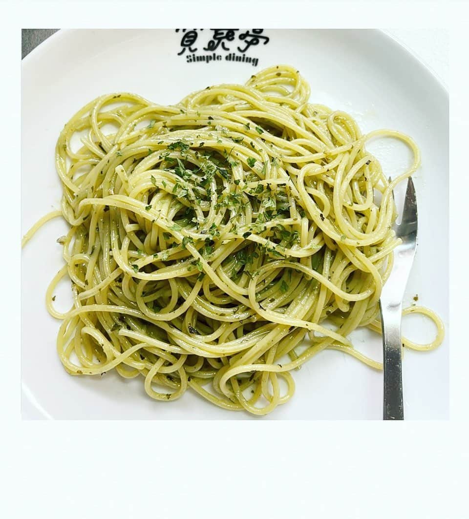 のインスタグラム：「本日の質素亭、『S&Bのバジルソースを使ったジェノベーゼのパスタ』❤️ #質素亭 #しっそ亭  フライパンにオリーブオイル少々、ニンニク（チューブにんにくでも可）少々を軽く炒め火を止め、バジルソースを投入し、バジル・オレガノを足して茹で上がったパスタと混ぜるだけ〜❤️ムッチャ美味しいジェノベーゼの出来上がりです〜」
